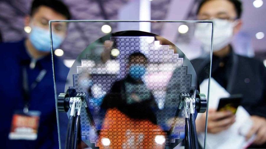 Trung Quốc đang hy vọng có thể sản xuất 70% chất bán dẫn mà họ cần vào năm 2025 và cố gắng cắt giảm sự phụ thuộc vào các nhà sản xuất nước ngoài Trung Quốc đang hy vọng có thể sản xuất 70% chất bán dẫn mà họ cần vào năm 2025 và cố gắng cắt giảm sự phụ thuộc vào các nhà sản xuất nước ngoài