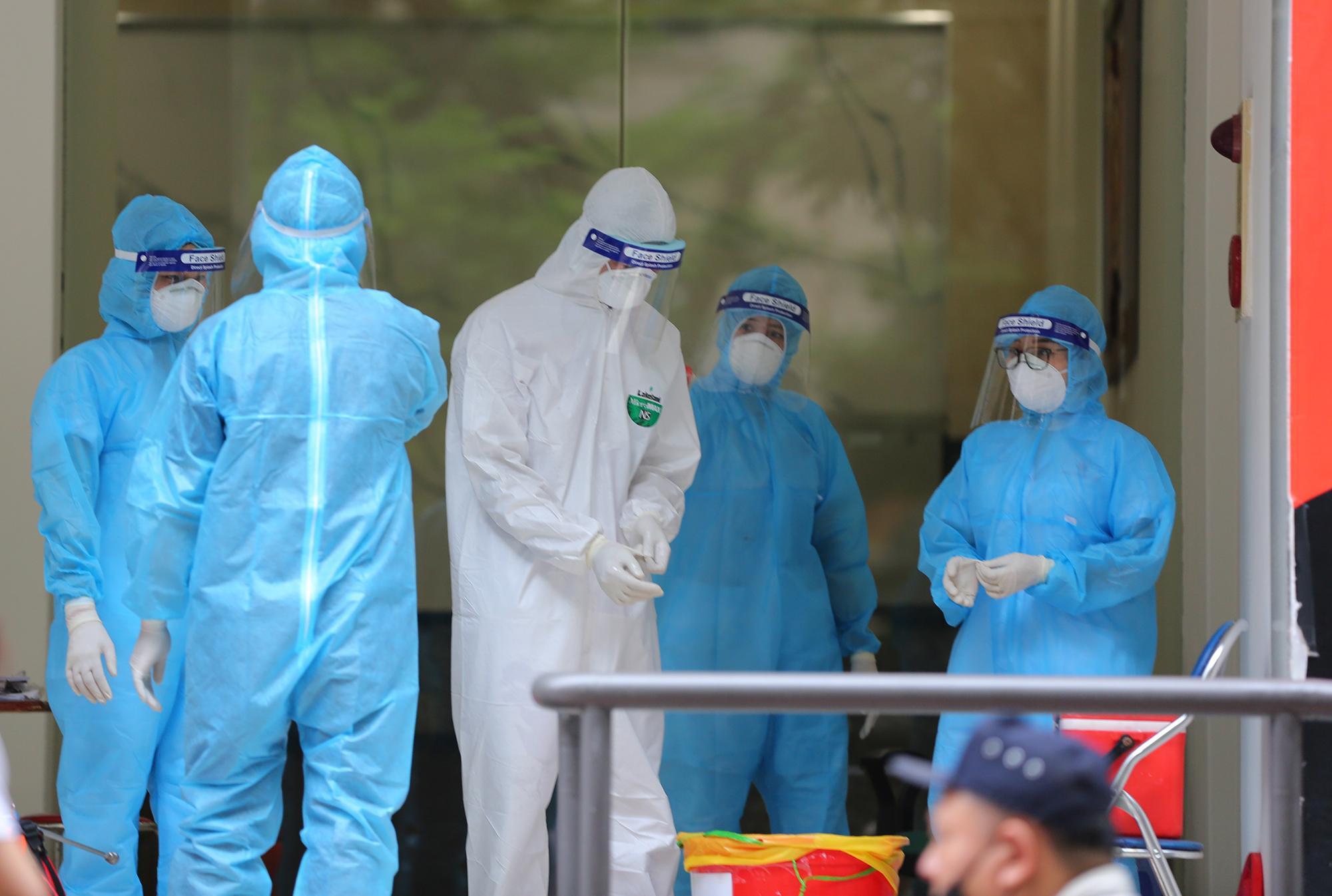 Việc tổ chức phong toả được thực hiện sau khi một cư dân sinh sống tại P702 có kết quả xét nghiệm dương tính với SARS-CoV-2.