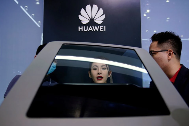 Khách tham quan tại triển lãm Auto Shanghai ở Thượng Hải (Trung Quốc) hôm 19/4. Ảnh: Reuters.