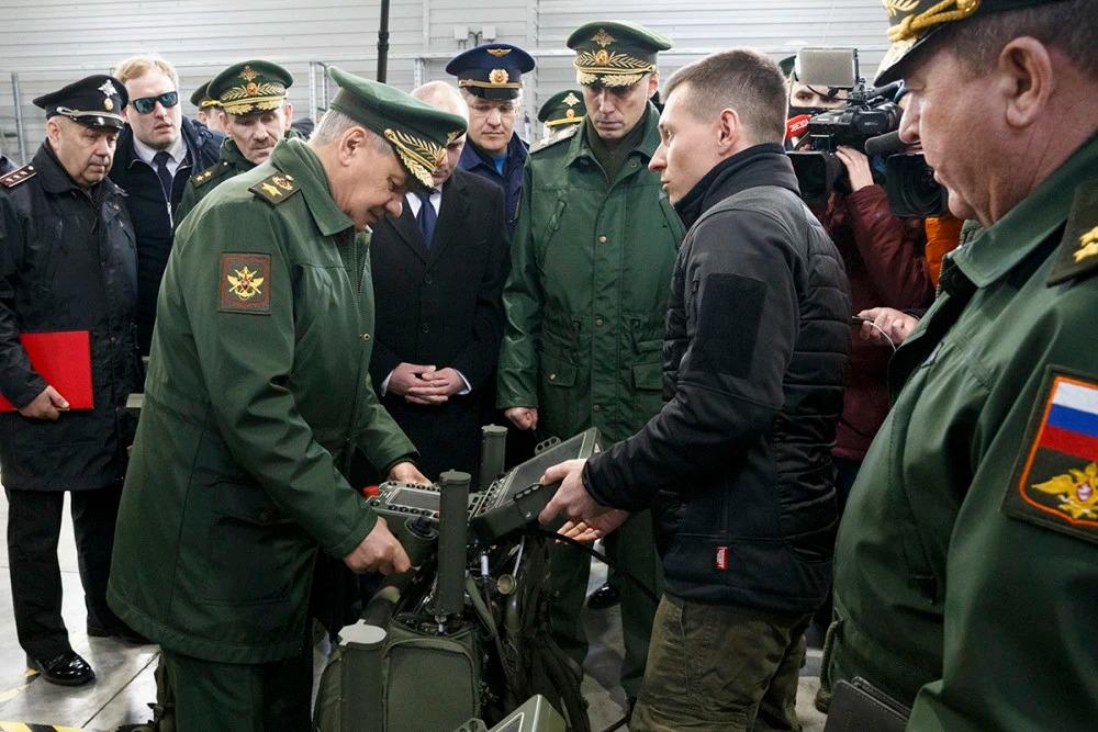 Bộ trưởng Quốc phòng Nga Shoigu và các tướng lĩnh xem xét thiết bị điều khiển hệ thống Uranus-9 (Ảnh: TASS). Bộ trưởng Quốc phòng Nga Shoigu và các tướng lĩnh xem xét thiết bị điều khiển hệ thống Uranus-9 (Ảnh: TASS).
