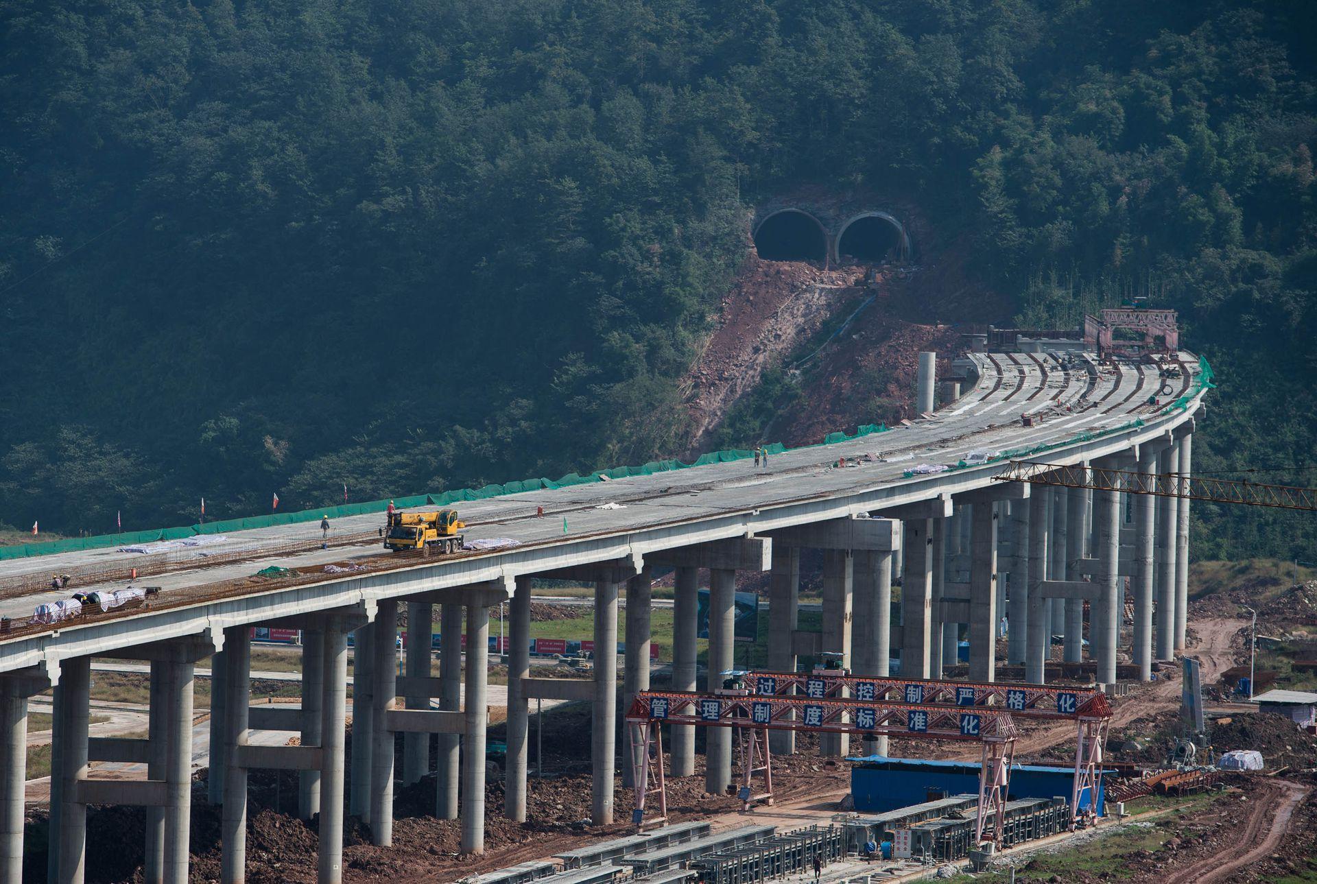 Con đường cao tốc đắt nhất thế giới hiện chưa hoàn thành (Ảnh: Đa Chiều).