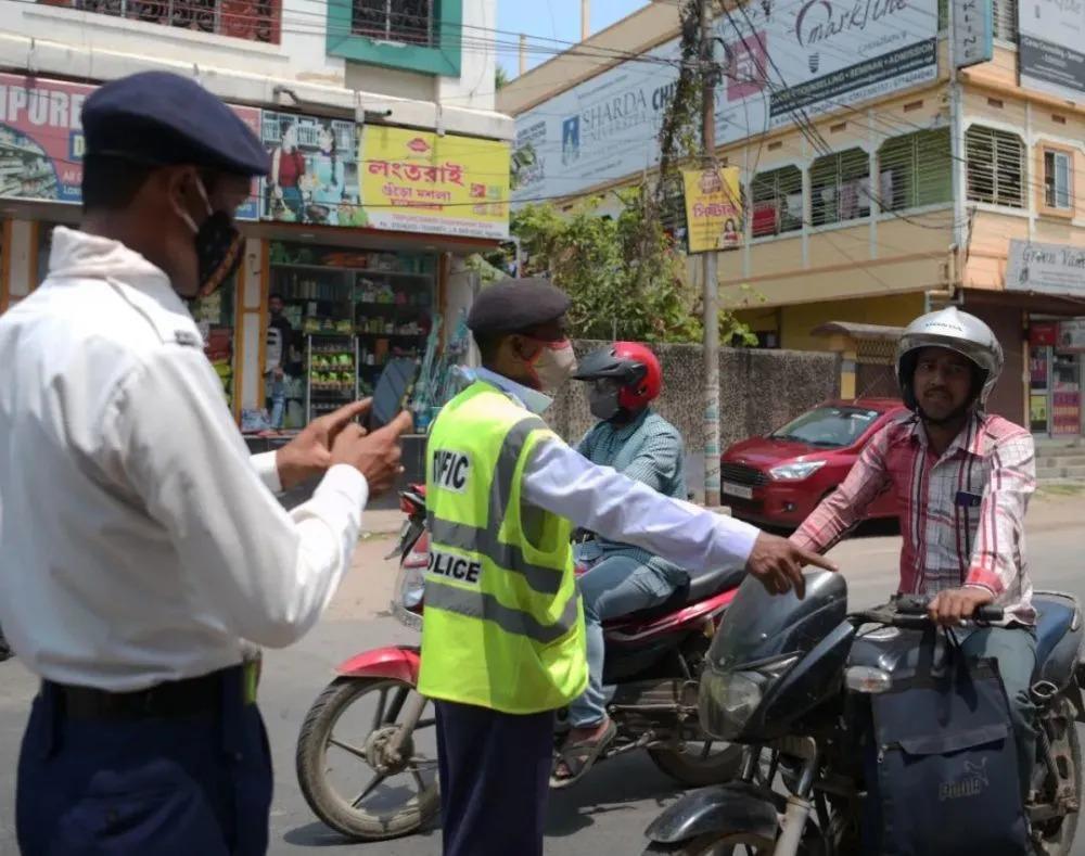Cảnh sát bắt phạt người đi đường không đeo khẩu trang (Ảnh: Tân Hoa xã).