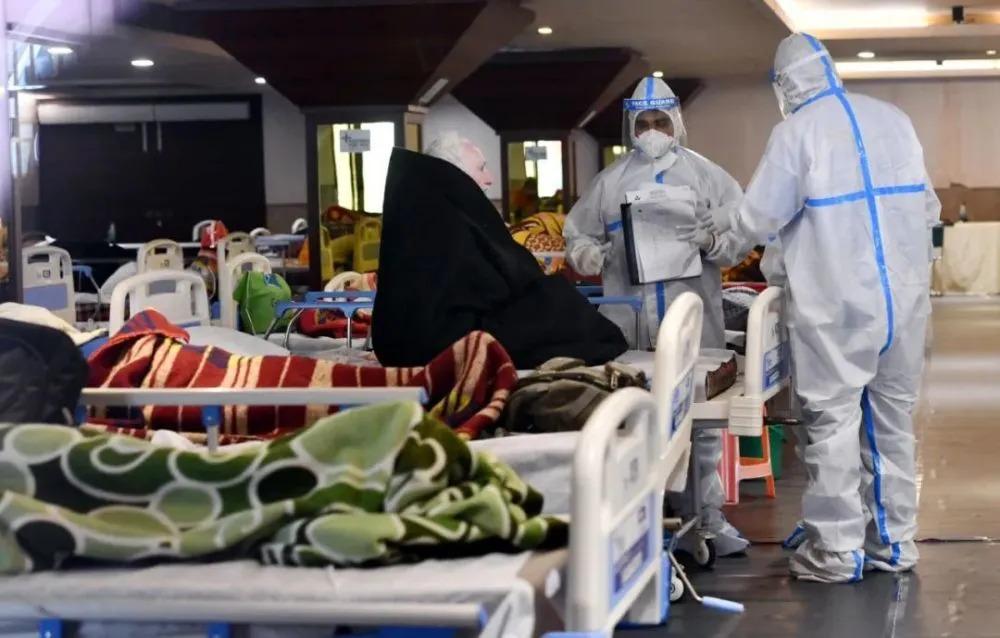 Các nhân viên y tế chăm sóc bệnh nhân tại mộ bệnh viện ở New Delhi (Ảnh: Tân Hoa xã).