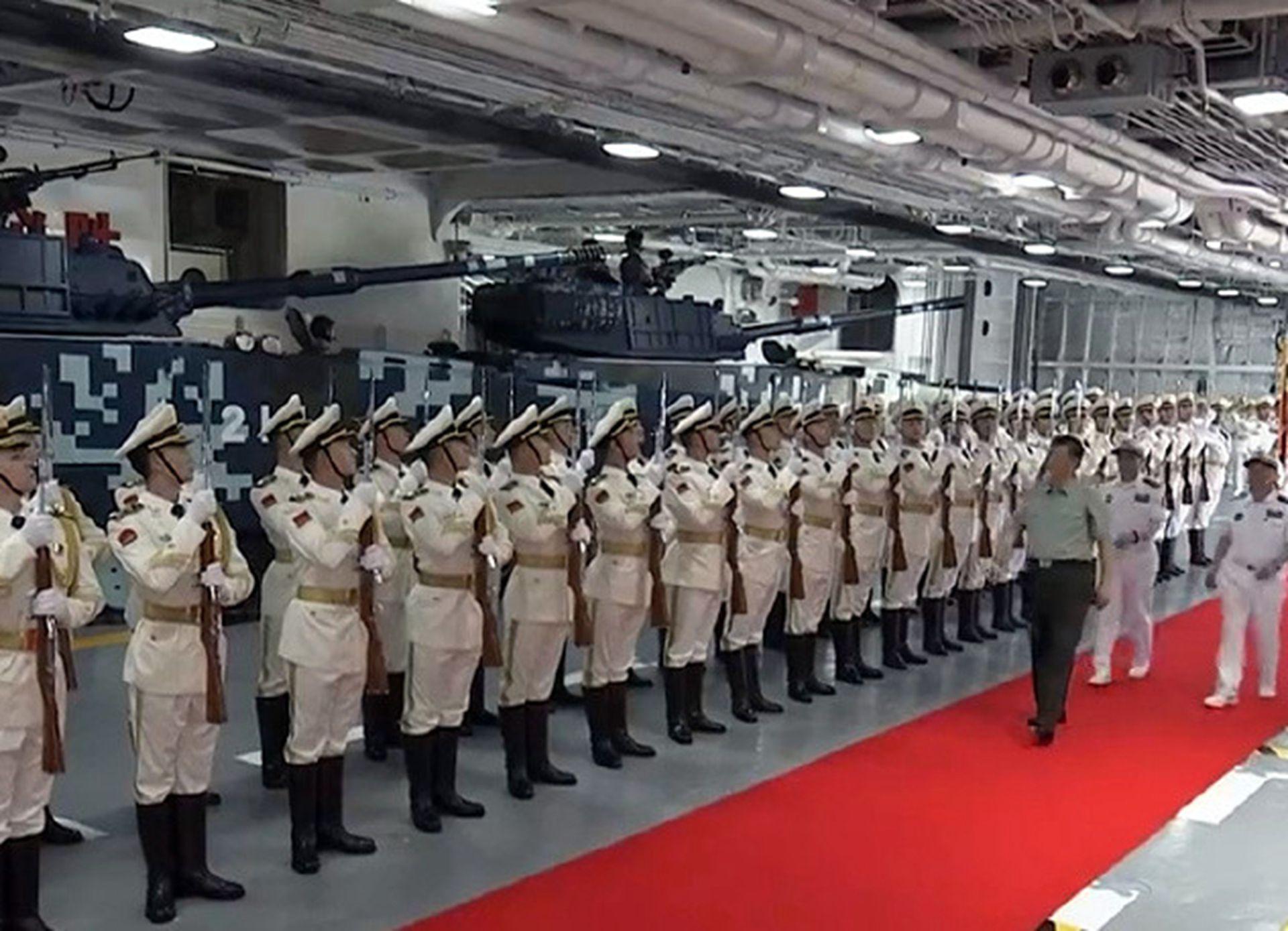 Ông Tập Cận Bình lên tàu Hải Nam thị sát (Ảnh: Đa Chiều).