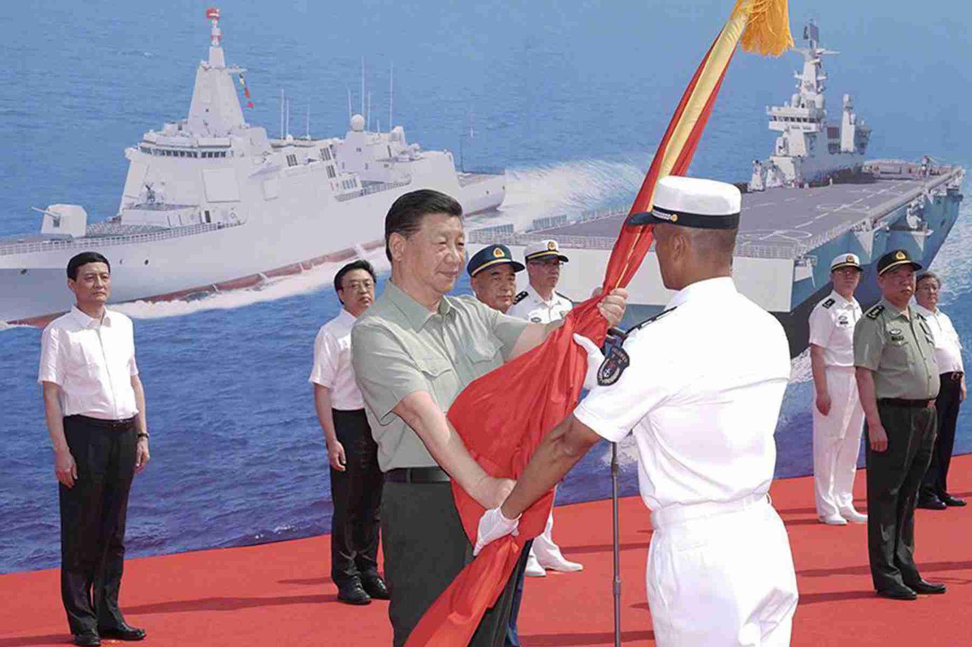 Ông Tập Cận Bình trao cờ cho tàu tấn công đổ bộ Hải Nam gia nhập Hạm đội Nam Hải (Ảnh: Đa Chiều).