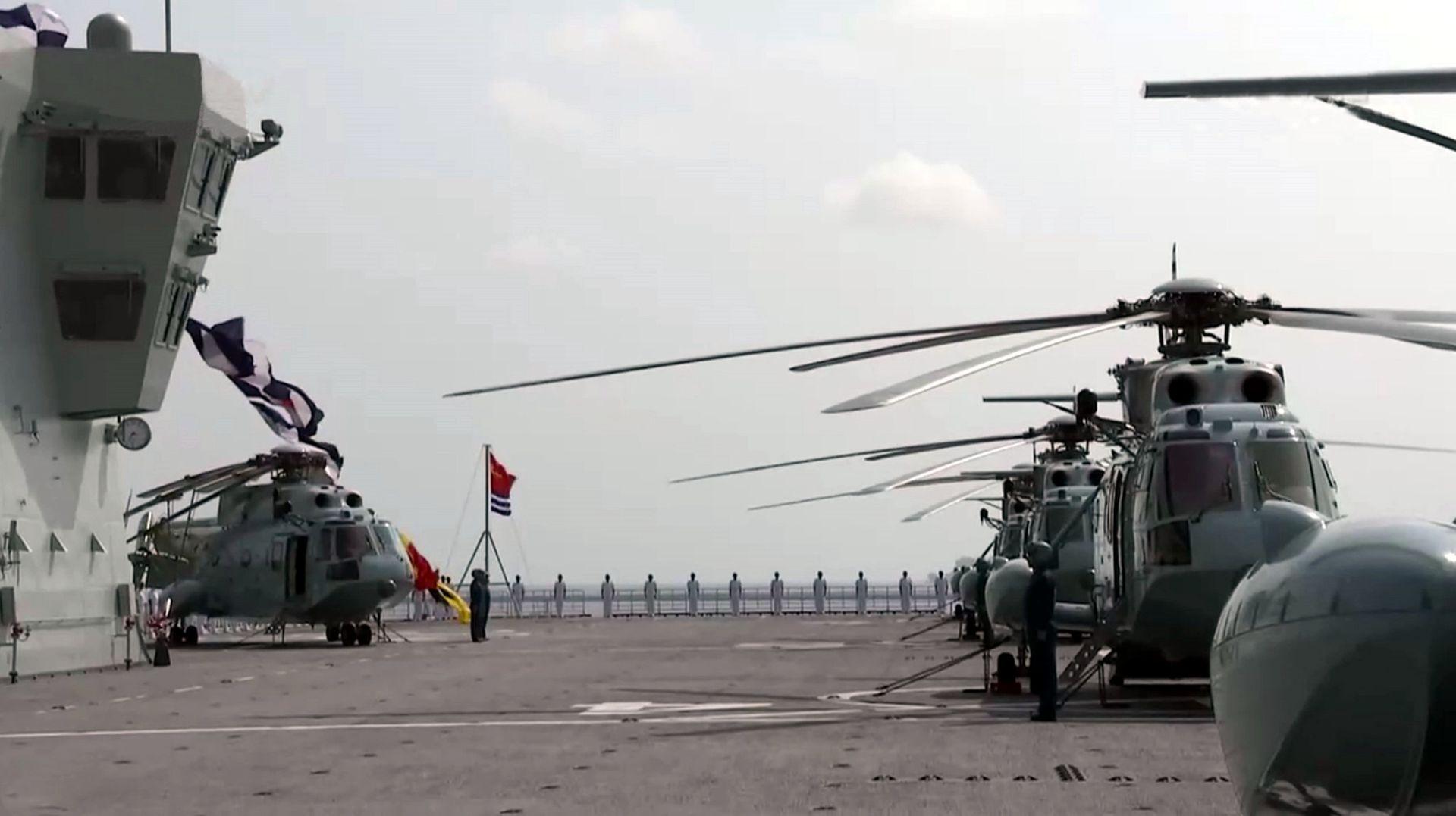 Các máy bay trực thăng trên boong tàu Hải Nám (Ảnh: CCTV).