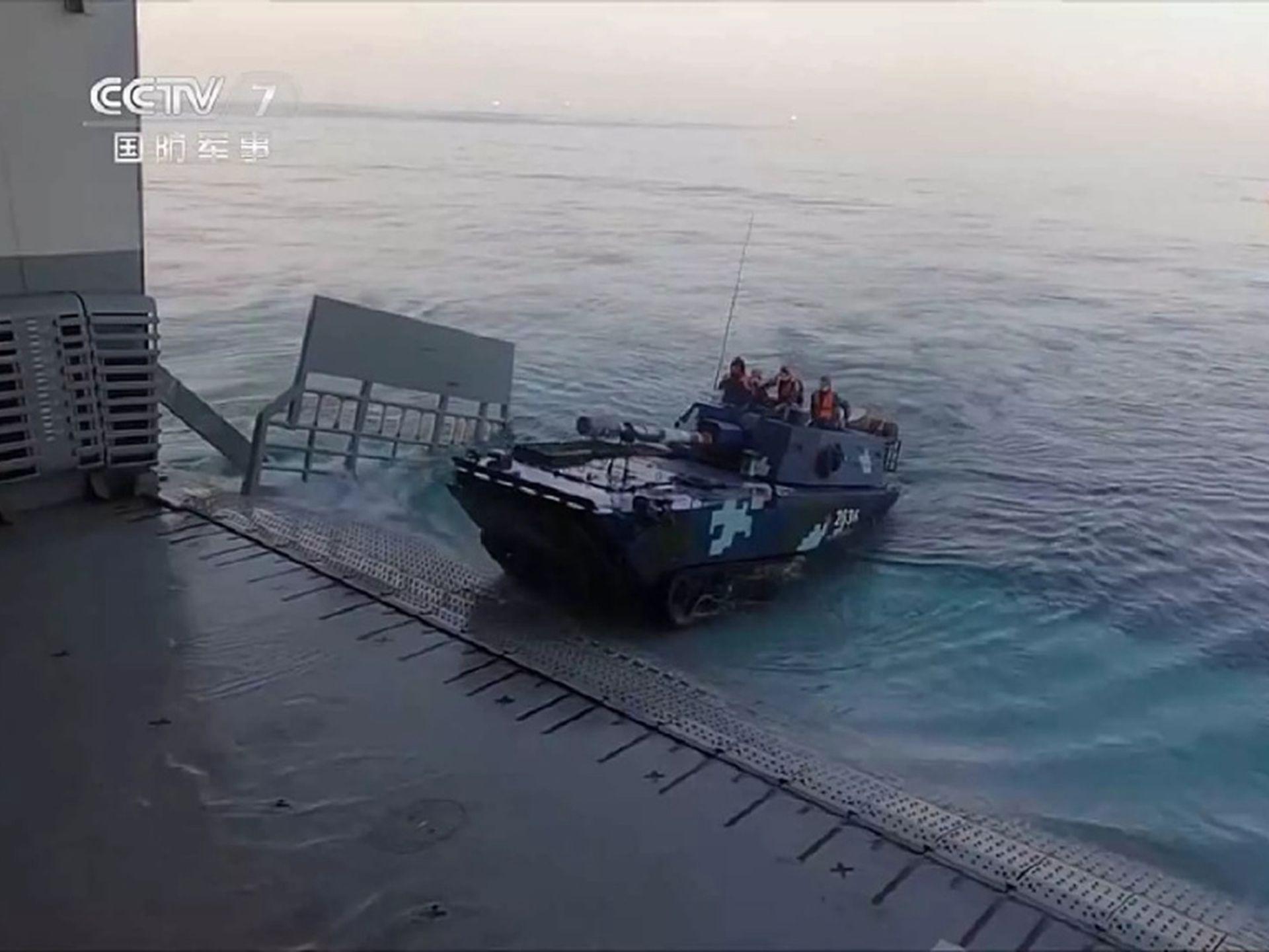 Xe chiến đấu lội nước quay về tàu Hải Nam (Ảnh: CCTV).