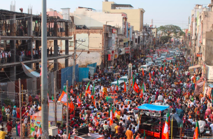 Bất chấp đang dịch, ngày 26/4, Đảng BJP vẫn tổ chức mít tinh đông người vận động bầu cử (Ảnh: Guancha). Bất chấp đang dịch, ngày 26/4, Đảng BJP vẫn tổ chức mít tinh đông người vận động bầu cử (Ảnh: Guancha).