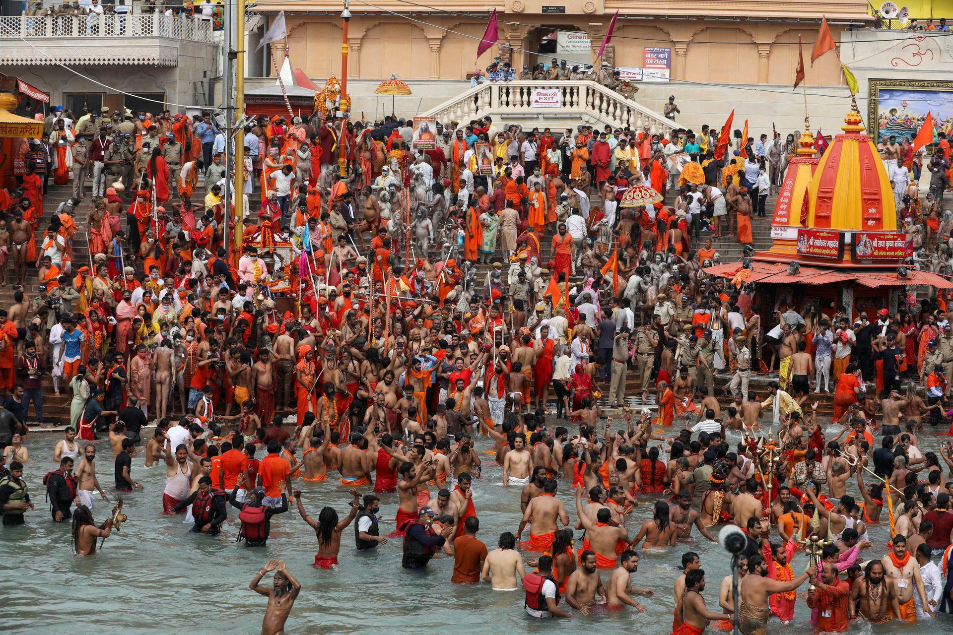 Hôm 27/4, tại Haridwar, lễ hội truyền thống Kumbh Mela của người Hindu vẫn diễn ra (Ảnh: Guancha). Hôm 27/4, tại Haridwar, lễ hội truyền thống Kumbh Mela của người Hindu vẫn diễn ra (Ảnh: Guancha).