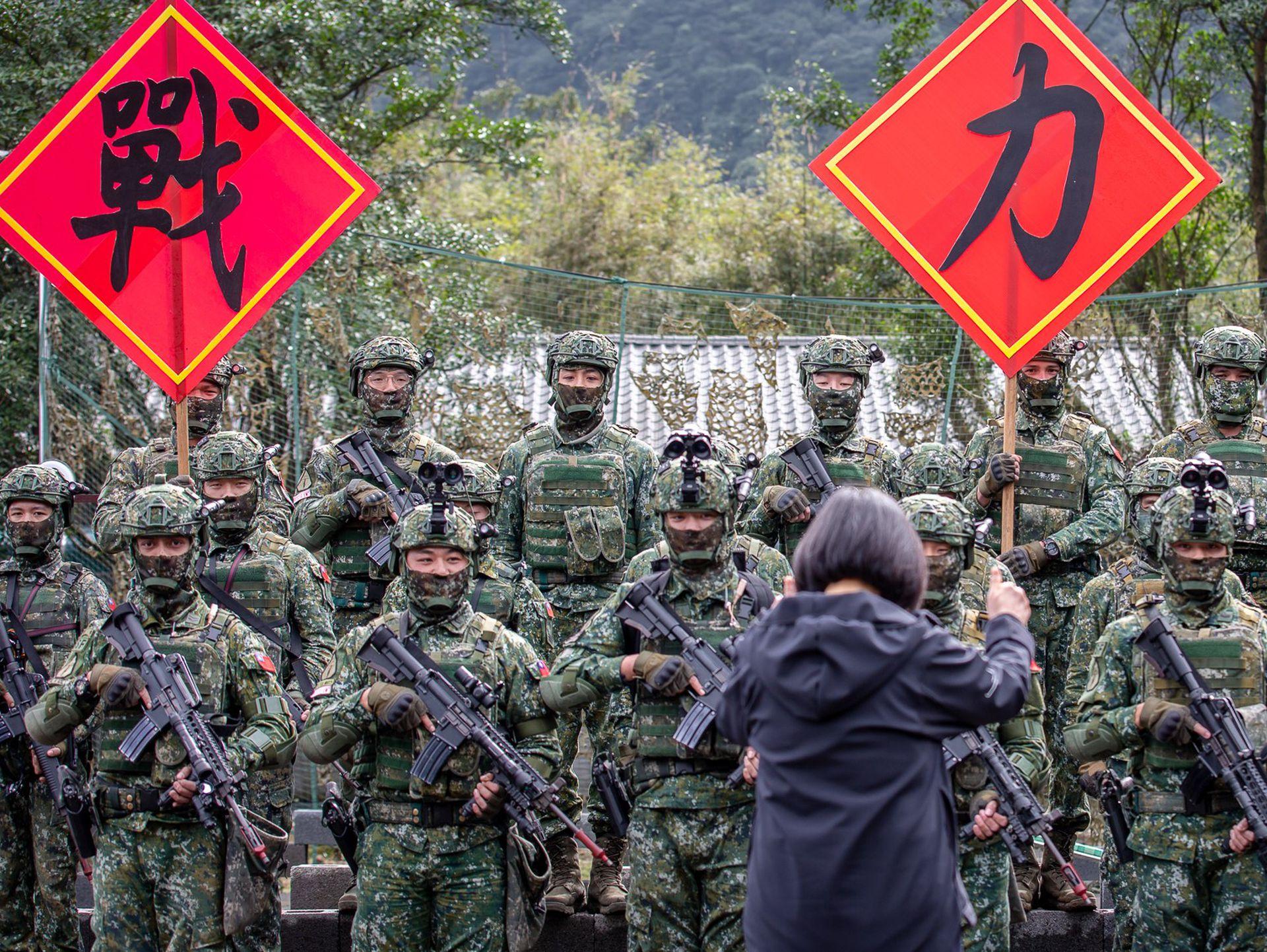 Bà Thái Anh Văn kiểm tra một đơn vị đặc nhiệm quân đội Đài Loan (Ảnh: Đa Chiều).