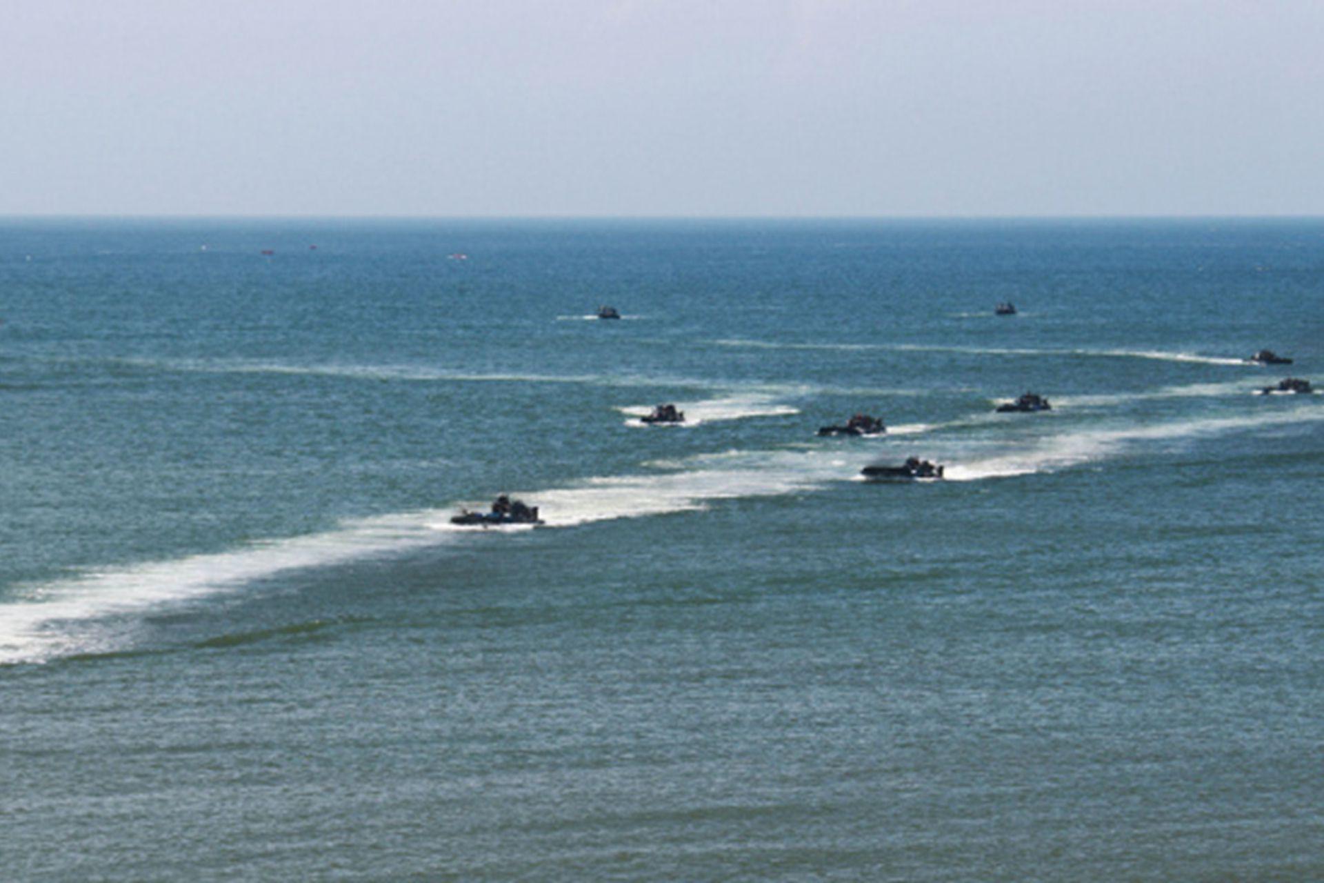 Các xe thiết giáp lội nước của PLA diễn tập (Ảnh: Đa Chiều).