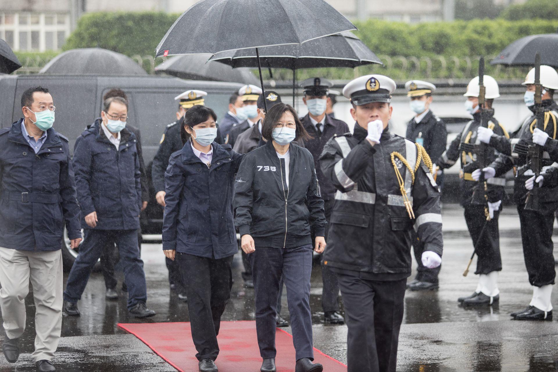Bà Thái Anh Văn xuống tàu chiến để kiểm tra tình hình thực tế của quân đội (Ảnh: Đa Chiều).