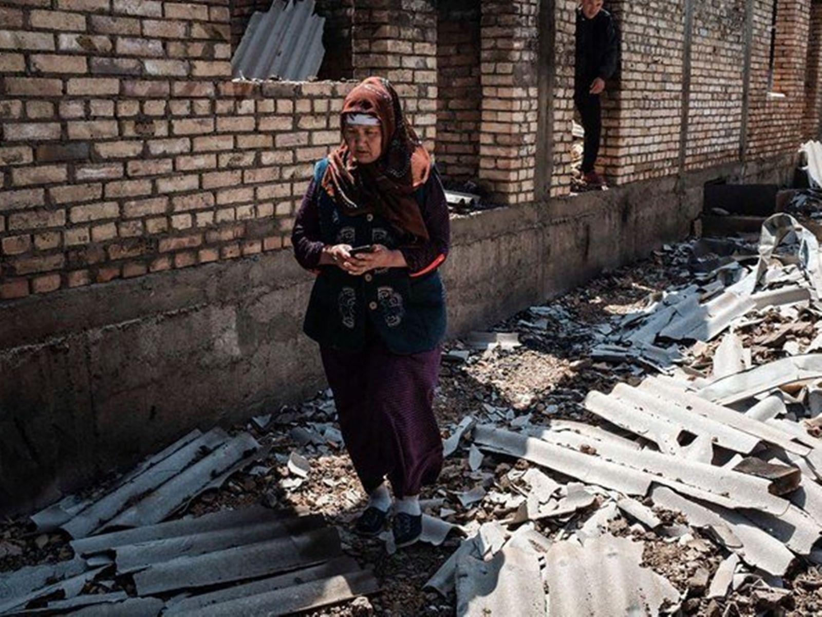 Một ngôi nhà dân ở biên giới Kyrgyzstan bị đạn pháo phá hủy (Ảnh: Đa Chiều).