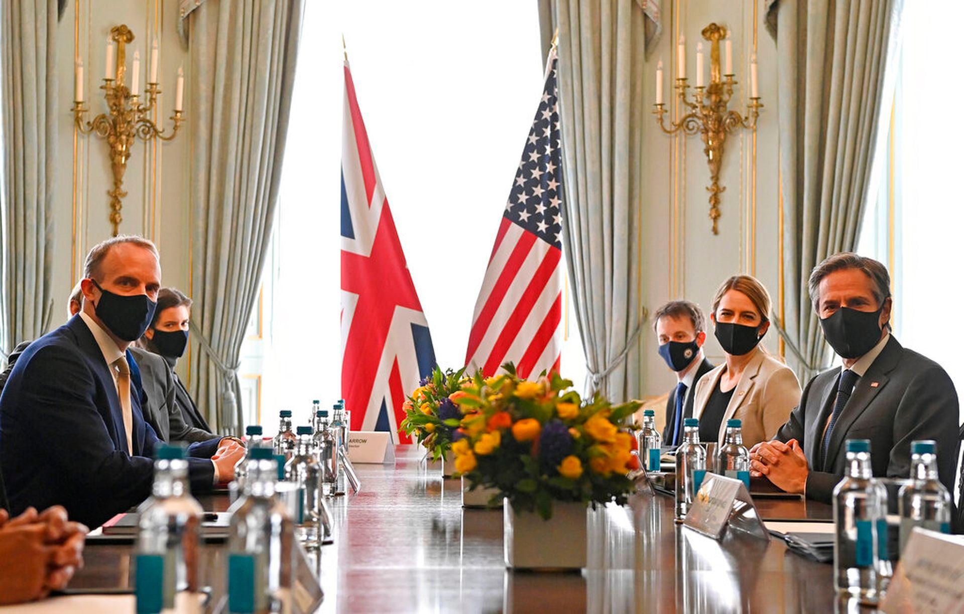 Ngoại trưởng hai nước Mỹ và Anh hội đàm hôm 3/5 (Ảnh: AP).