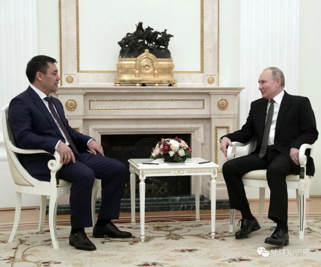 Tổng thống Nga Putin và Tổng thống Kyrgyzstan Sadyr Japarov (Ảnh: Zaker).