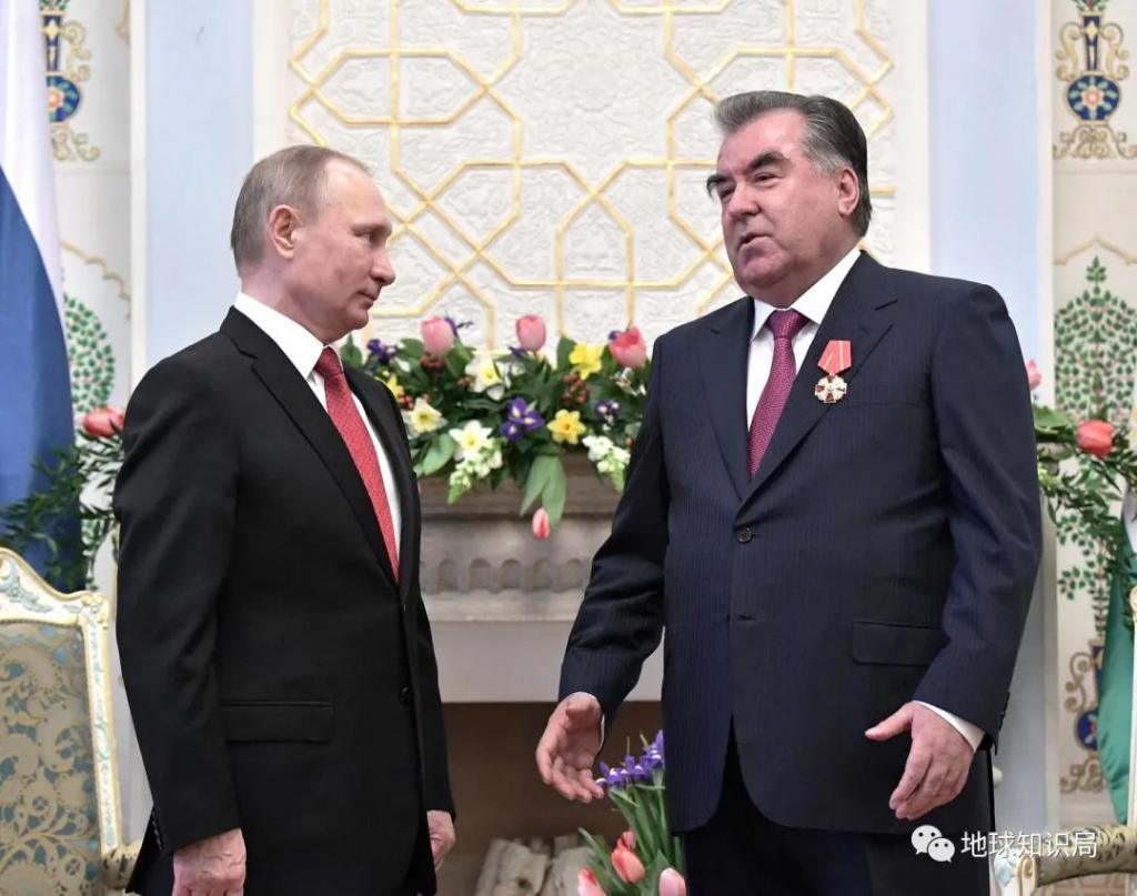 Tổng thống Nga Putin và Tổng thống Tajikistan Imomali Rakhmon (Ảnh: Zaker).