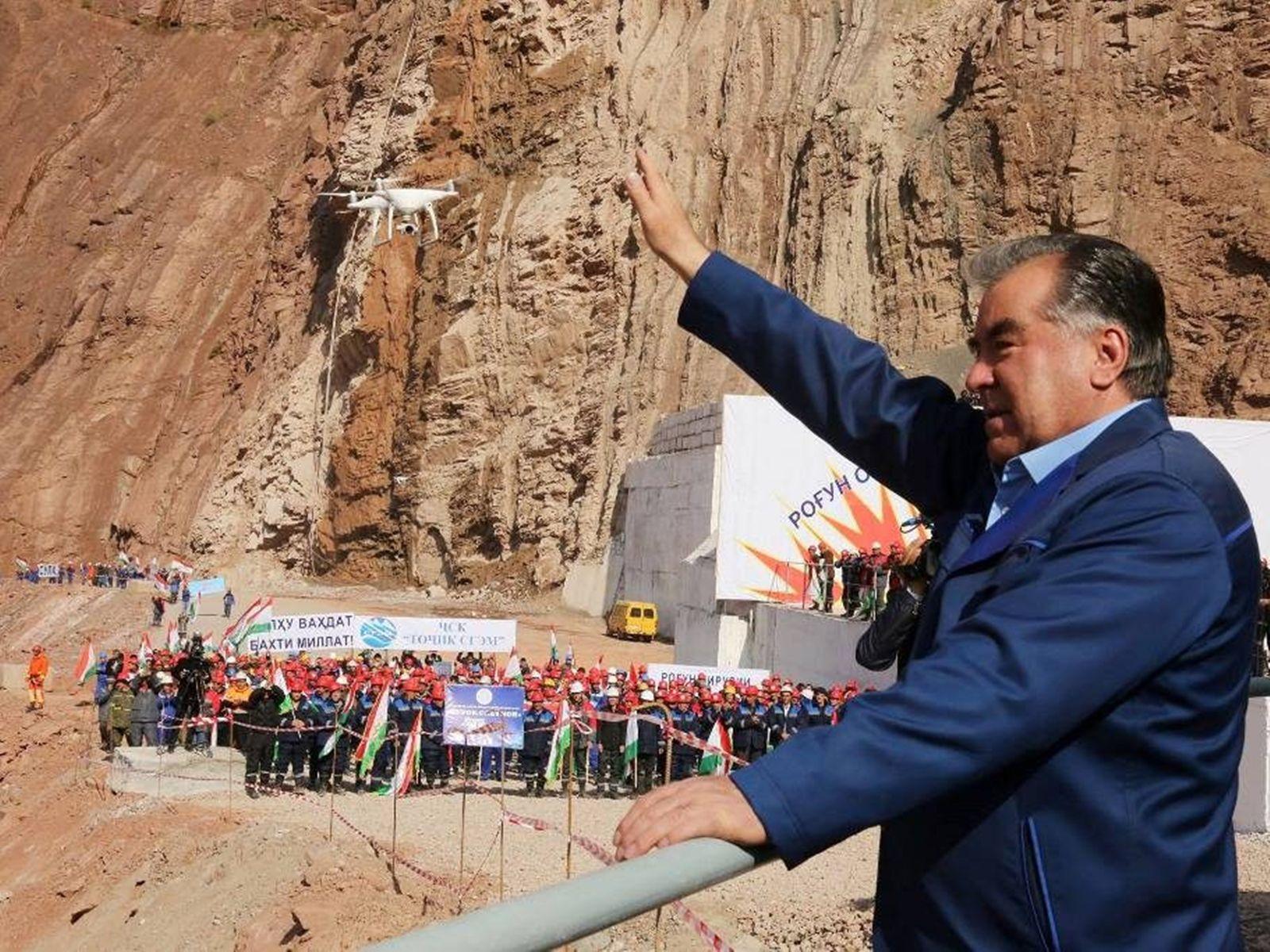 Tổng thống Tajikistan Imomali Rakhmon tại lễ khánh thành một trạm bơm nước (Ảnh: Đa Chiều).