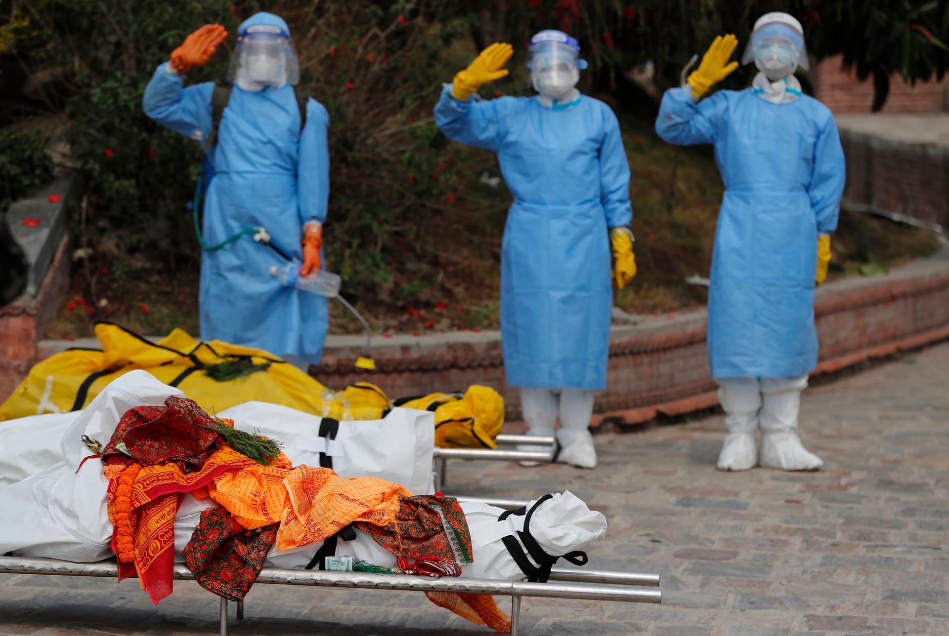 Nhân viên lò thiêu chào vĩnh biệt những người xấu số trước khi đưa họ đi thiêu (Ảnh: AP). Nhân viên lò thiêu chào vĩnh biệt những người xấu số trước khi đưa họ đi thiêu (Ảnh: AP).