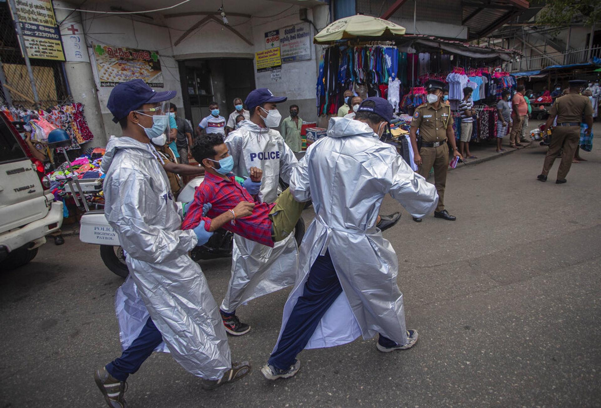 Cảnh sát Colombo bắt giữ người vi phạm quy định phòng dịch hôm 7/5 (Ảnh: AP). Cảnh sát Colombo bắt giữ người vi phạm quy định phòng dịch hôm 7/5 (Ảnh: AP).