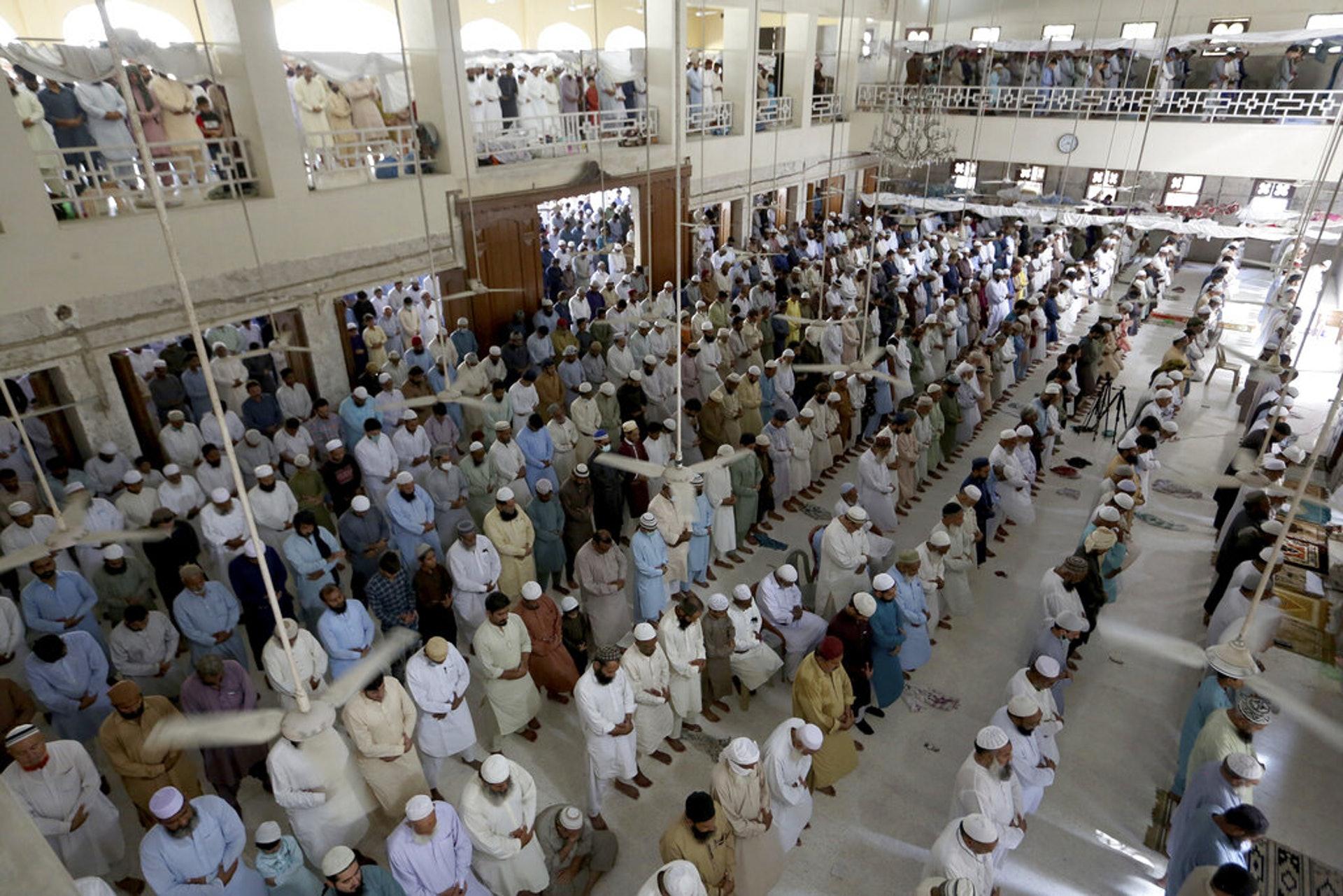 Các tín đồ Hồi giáo cầu nguyện bên trong một nhà thờ ở Karachi (Ảnh: AP). Các tín đồ Hồi giáo cầu nguyện bên trong một nhà thờ ở Karachi (Ảnh: AP).