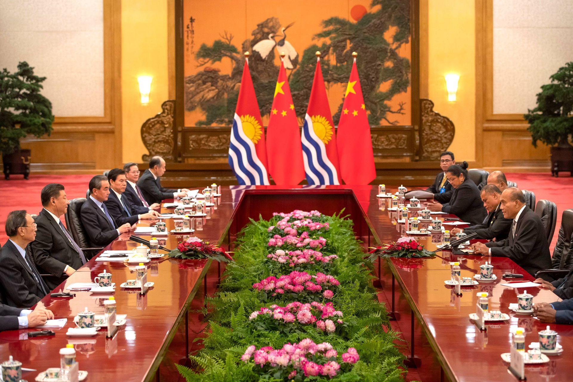 Hội đàm giữa lãnh đạo Trung Quốc và Kiribati trong chuyến thăm đầu tiên của Tổng thống Taneti Maamau tới Trung Quốc sau khi hai nước khôi phục quan hệ ngoại giao (Ảnh: AP).