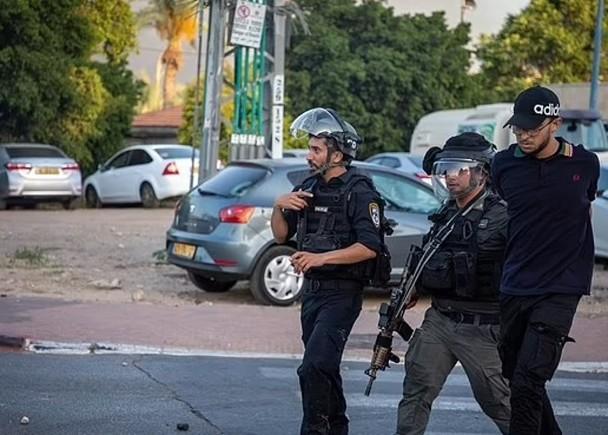 Cảnh sát Israel bắt giữ người biểu tình ở Lod (Ảnh: Đông Phương).