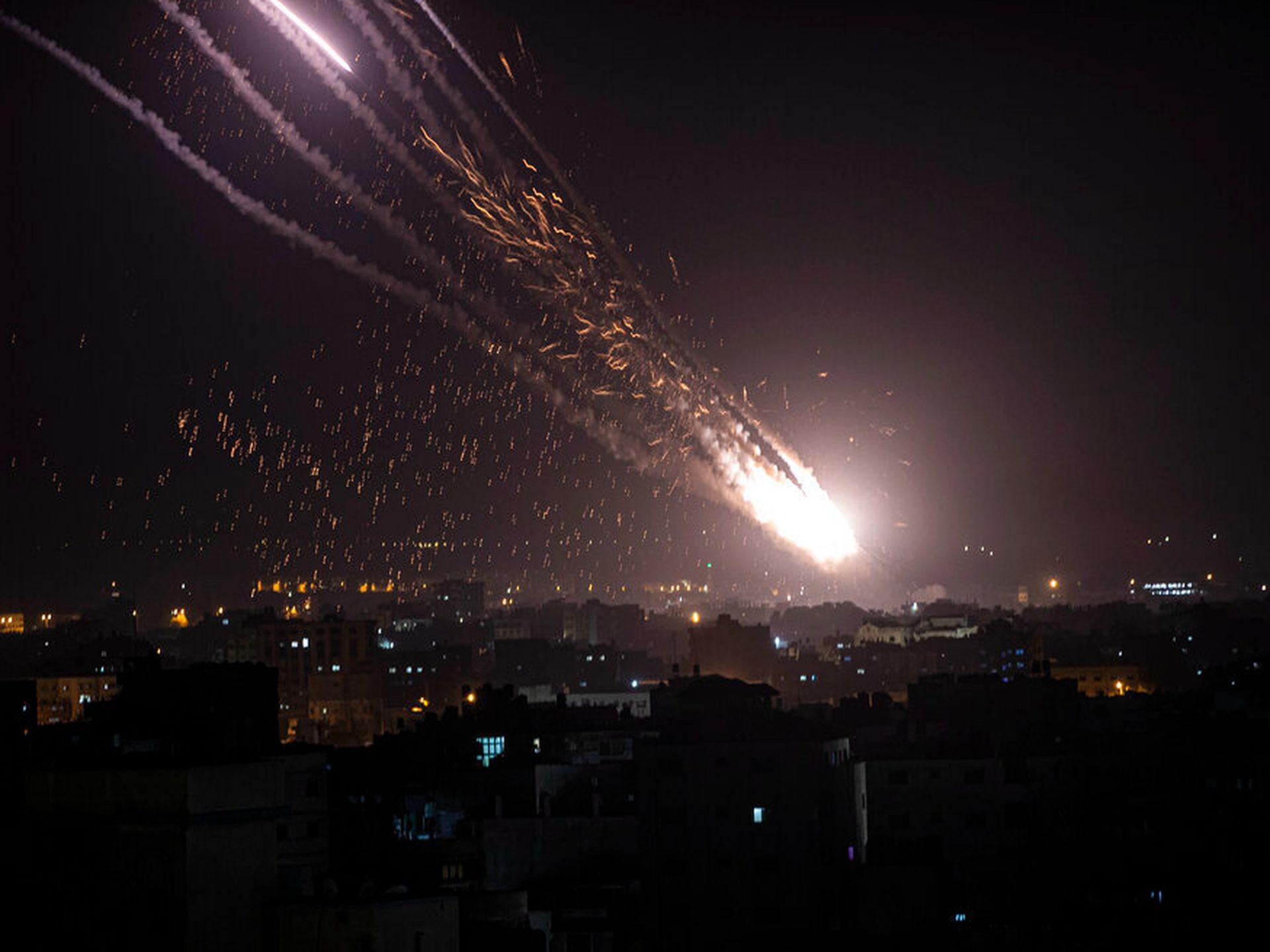 Tên lửa của Hamas phóng từ dải Gaza đêm 11.5 (Ảnh: Reuters). Tên lửa của Hamas phóng từ dải Gaza đêm 11.5 (Ảnh: Reuters).
