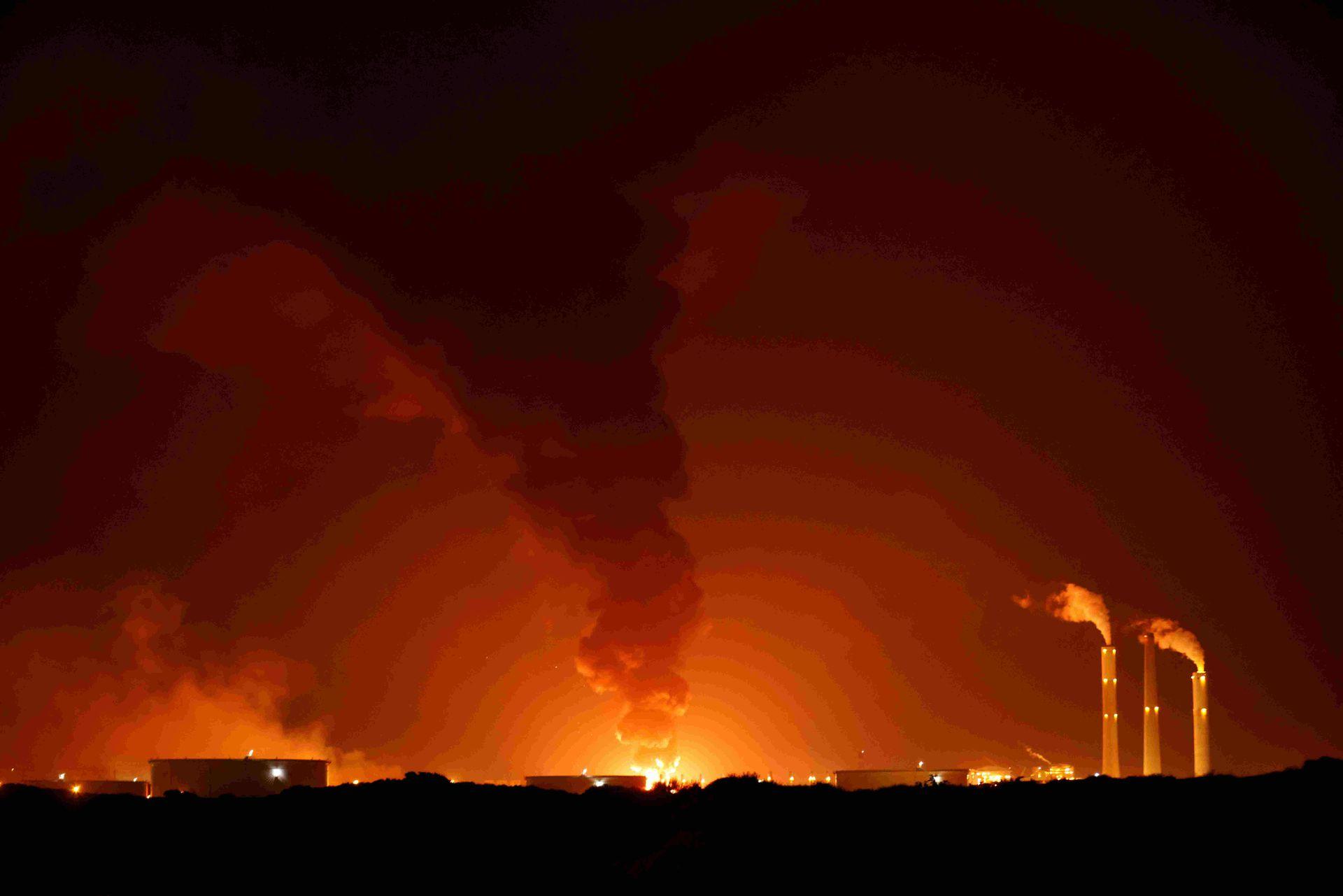 Hệ thống đường ống dẫn dầu Israel trúng tên lửa bốc cháy (Ảnh: Reuters).