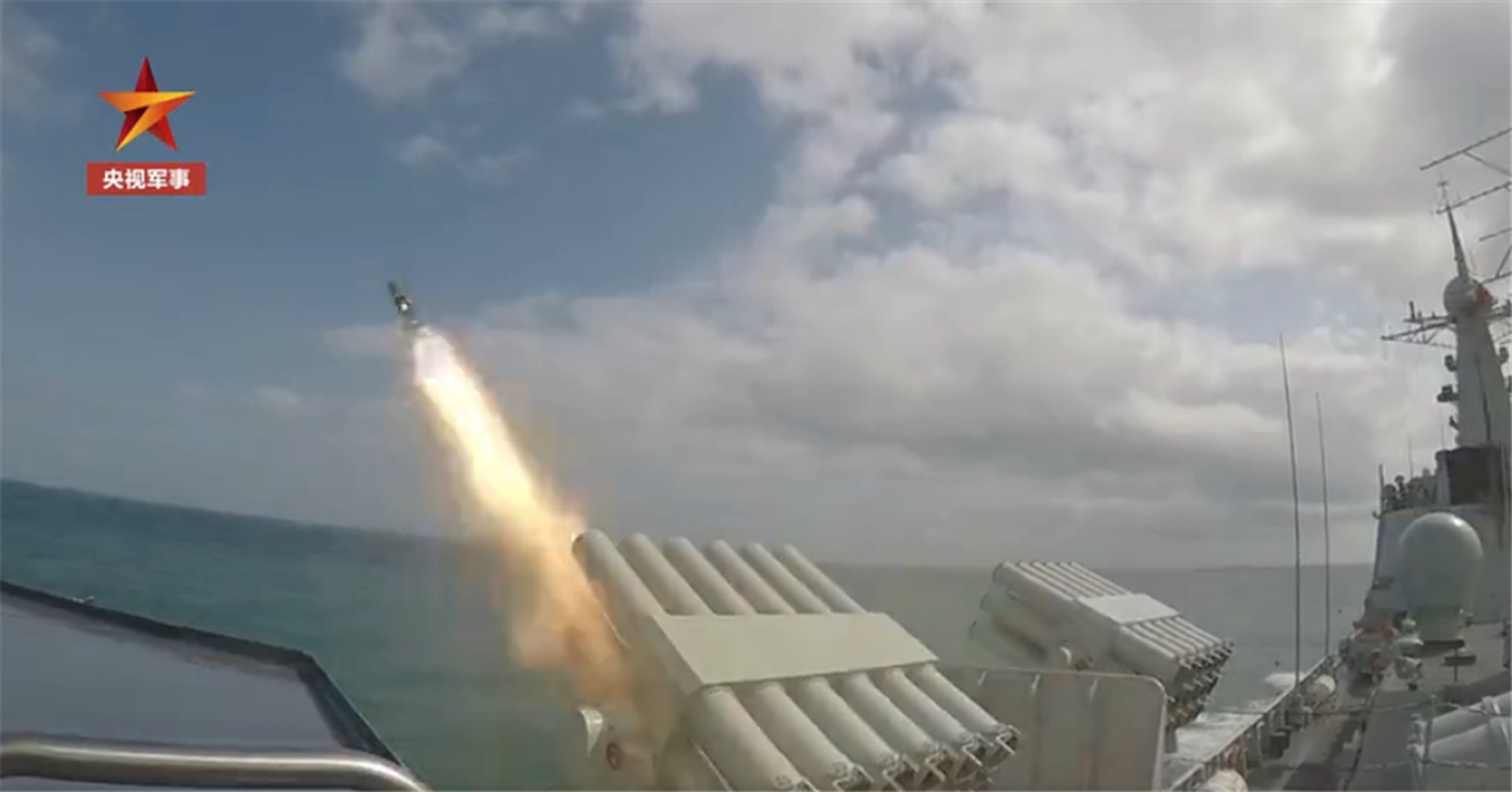 Tàu chiến của Chiến khu Miền Đông PLA tập trận trên biển (Ảnh: CCTV).