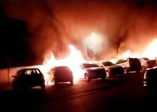 Xe cộ bị đốt trong vụ bạo loạn của người Ả Rập ở thành phố Lod (Ảnh: Đông Phương).