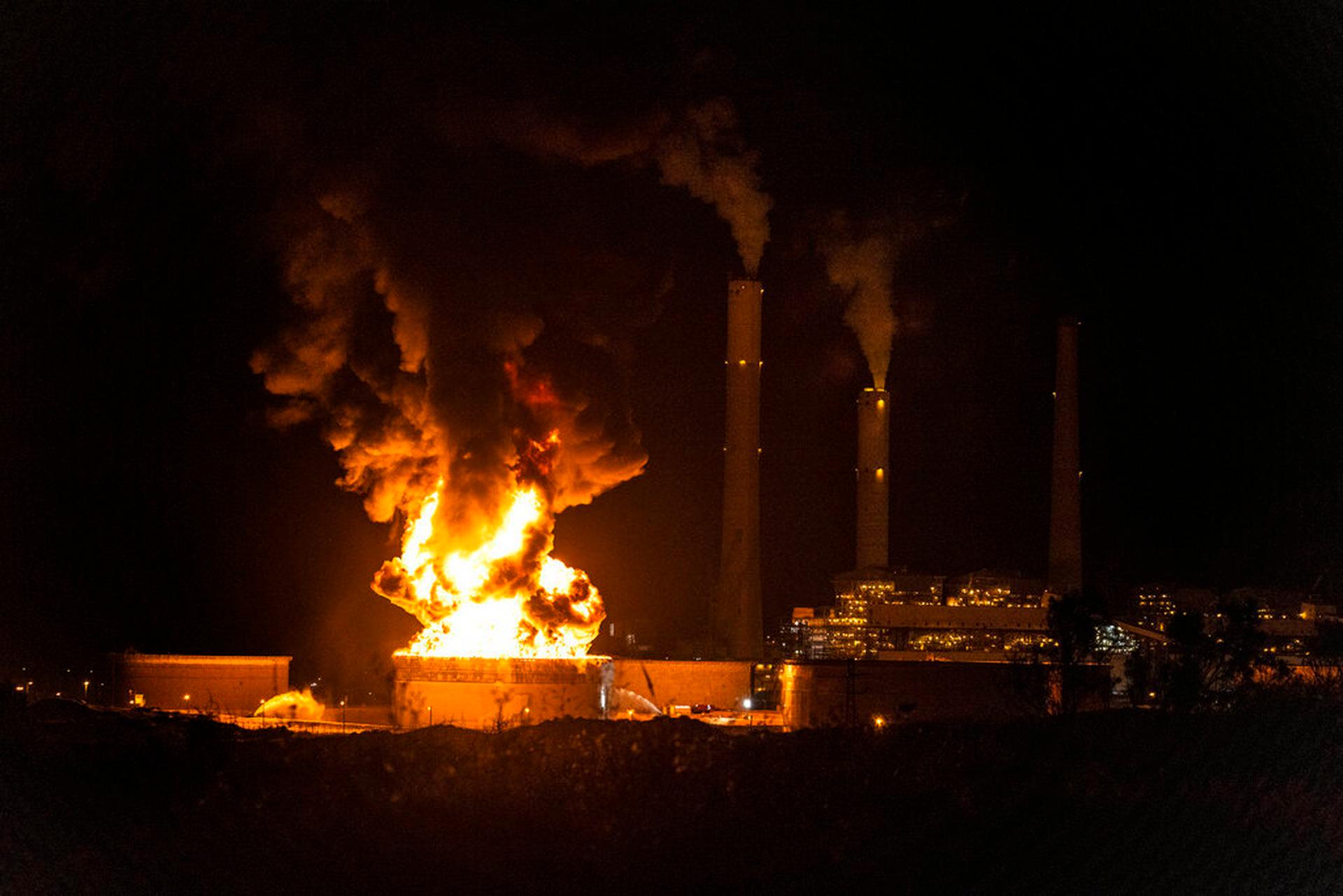 Bồn chứa dầu của Israel bị trúng tên lửa bốc cháy (Ảnh: AP). Bồn chứa dầu của Israel bị trúng tên lửa bốc cháy (Ảnh: AP).