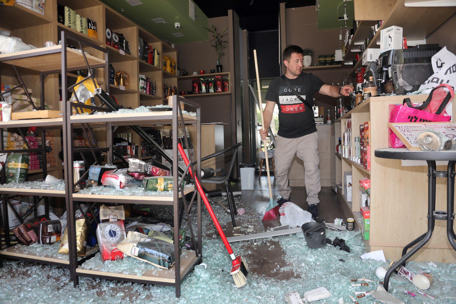 Một khu dân cư ở thành phố Ekkhelon miền Trung Israel bị trúng tên lửa của Hamas (Ảnh: AP).