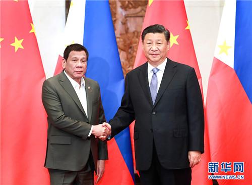 Ông Duterte luôn bị phe đối lập và dư luận trong nước chỉ trích theo đuổi chính sách mềm yếu trước Trung Quốc. Trong ảnh: ông Duterte gặp gỡ ông Tập Cận Bình tại Bắc Kinh ngày 29/8/2019 (Ảnh: Tân Hoa xã). Ông Duterte luôn bị phe đối lập và dư luận trong nước chỉ trích theo đuổi chính sách mềm yếu trước Trung Quốc. Trong ảnh: ông Duterte gặp gỡ ông Tập Cận Bình tại Bắc Kinh ngày 29/8/2019 (Ảnh: Tân Hoa xã).
