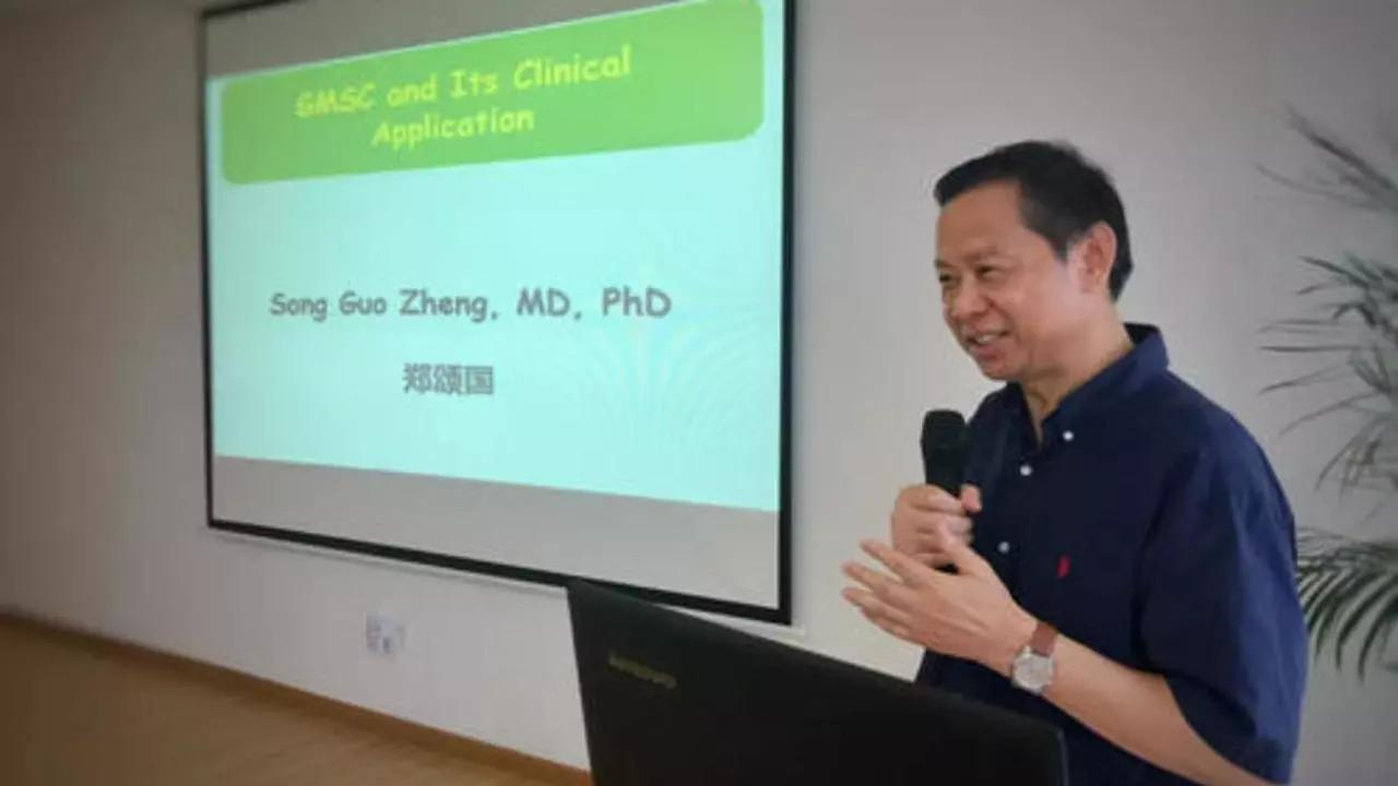 Ông Trịnh đang lên lớp tại Đại học bang Ohio (Ảnh: RFI). Ông Trịnh đang lên lớp tại Đại học bang Ohio (Ảnh: RFI).