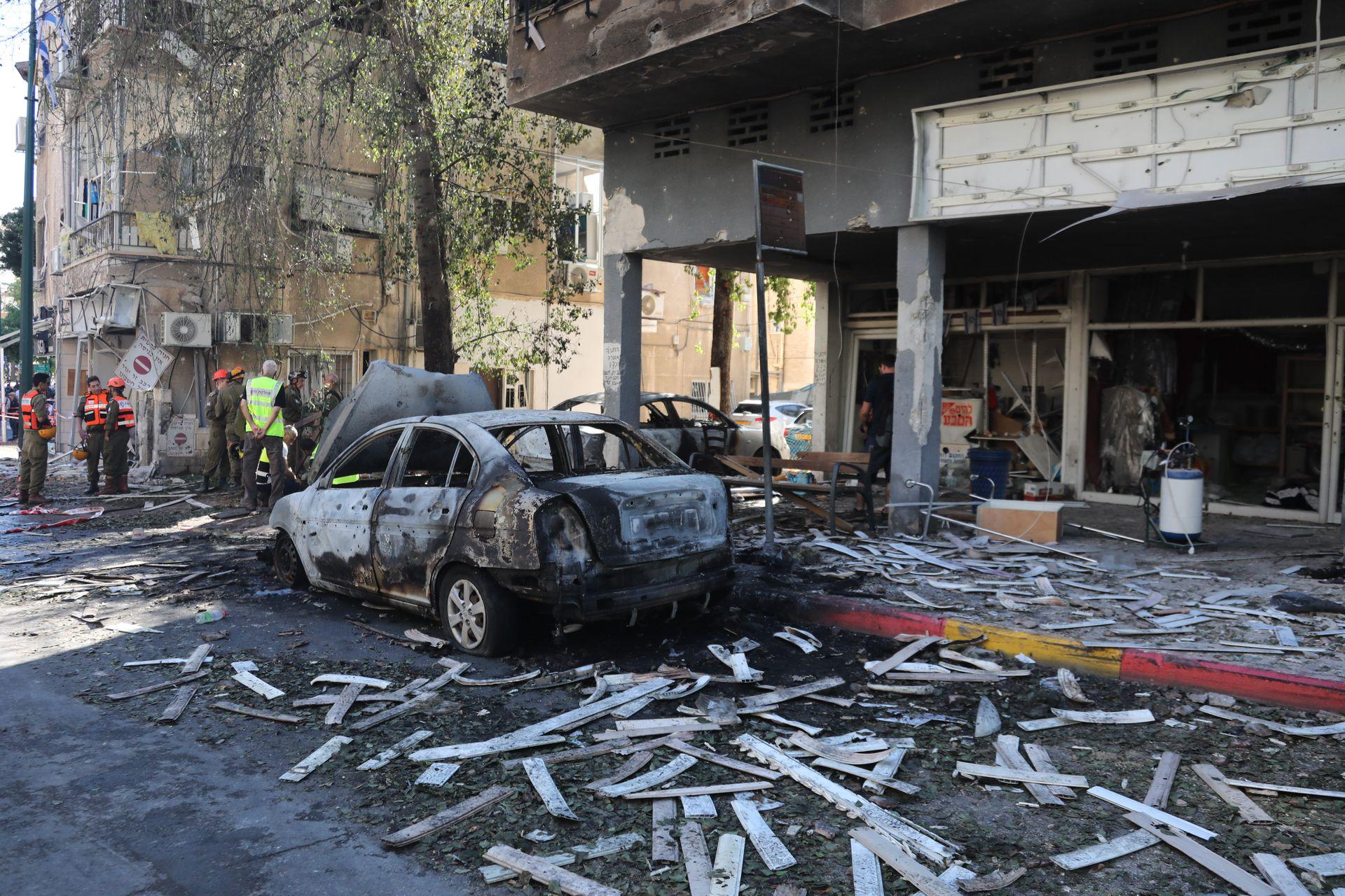 Một nhà dân của Israel ở thành phố miền Trung bị trúng tên lửa của Hamas (Ảnh: Tân Hoa xã). Một nhà dân của Israel ở thành phố miền Trung bị trúng tên lửa của Hamas (Ảnh: Tân Hoa xã).