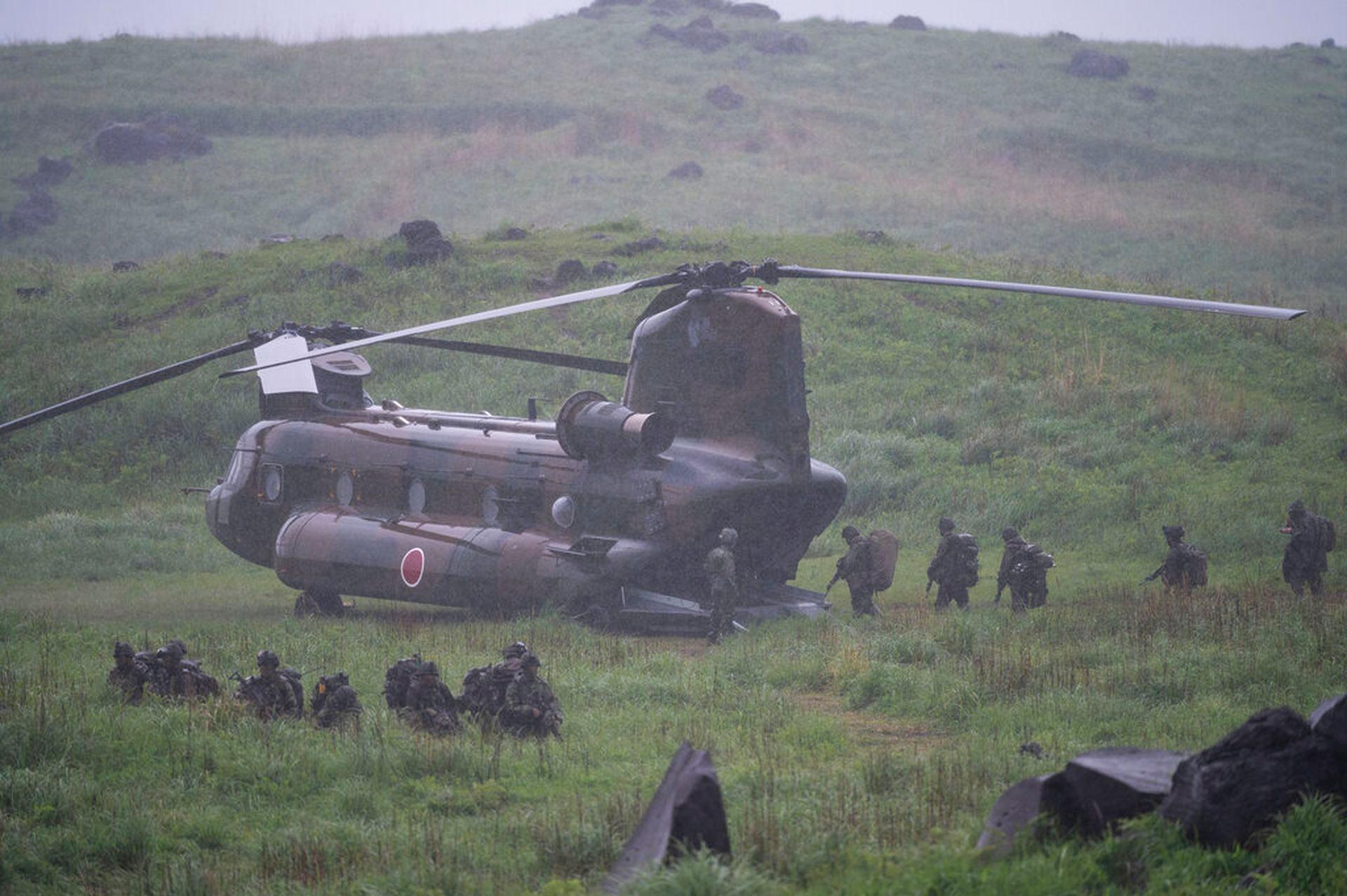 Lính Pháp và Nhật diễn tập đổ bộ đường không phòng thủ đảo (Ảnh: AP). Lính Pháp và Nhật diễn tập đổ bộ đường không phòng thủ đảo (Ảnh: AP).