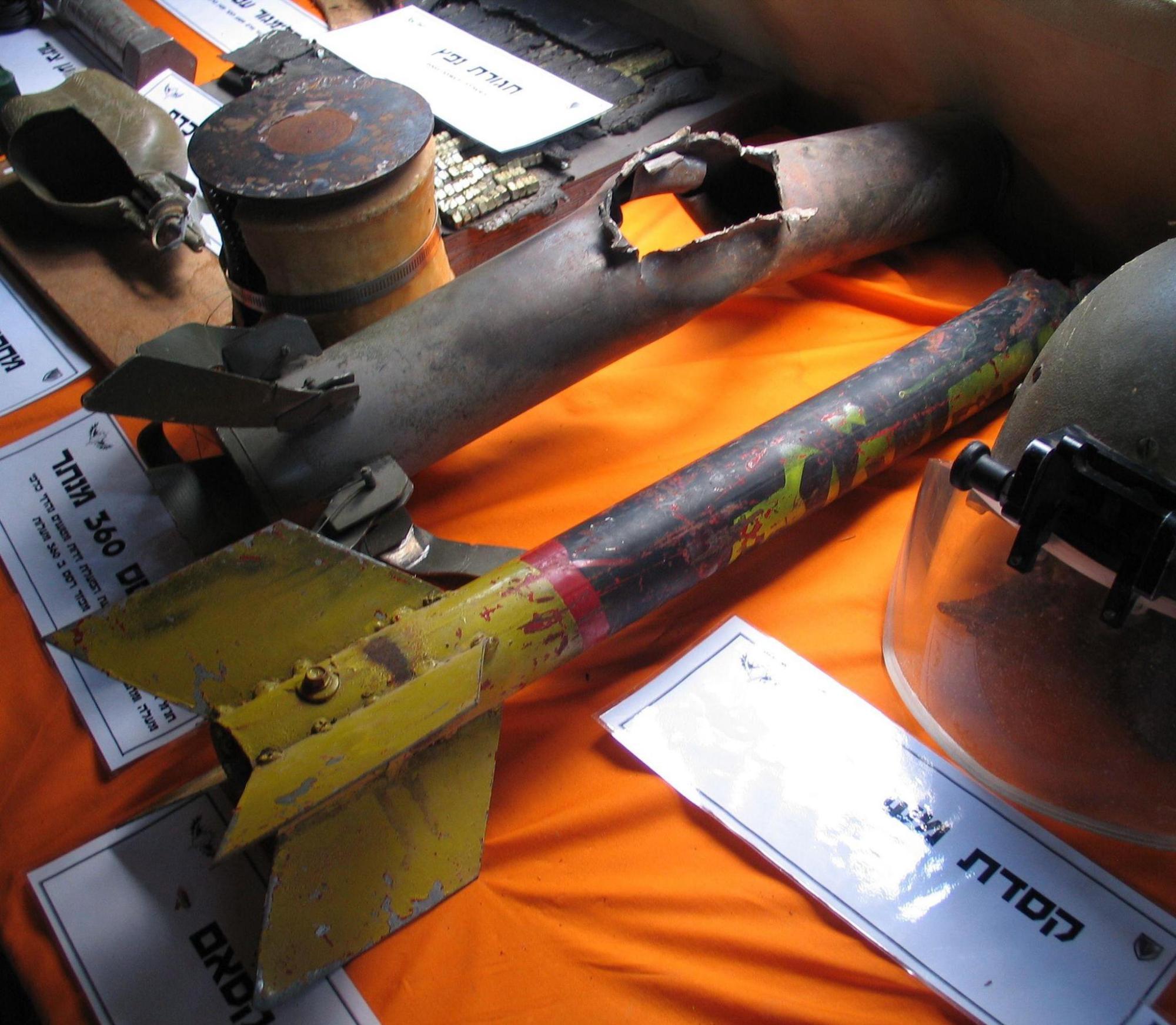 Vỏ một số loại tên lửa của Hamas bị chặn rơi xuống đất Israel (Ảnh: Sohu). Vỏ một số loại tên lửa của Hamas bị chặn rơi xuống đất Israel (Ảnh: Sohu).