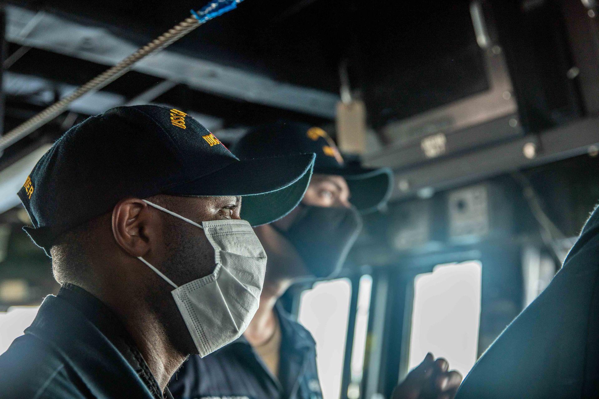 Binh sĩ trên tàu USS Curtis Wilbur (DDG-54) quan sát trên biển (Ảnh: HĐ7). Binh sĩ trên tàu USS Curtis Wilbur (DDG-54) quan sát trên biển (Ảnh: HĐ7).