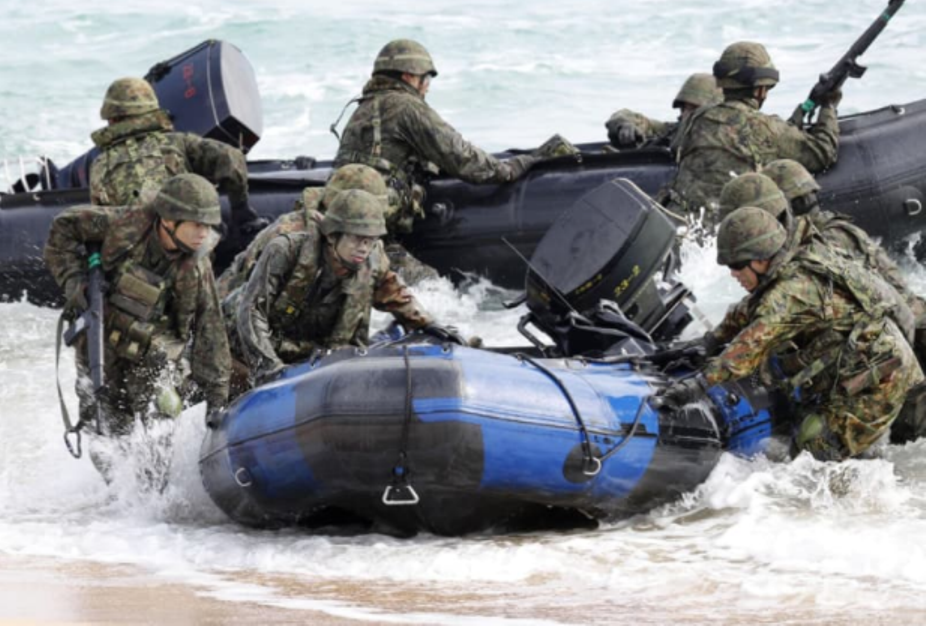 Trung đoàn cơ động thủy bộ của Lục quân Nhật diễn tập (Ảnh: Sina). Trung đoàn cơ động thủy bộ của Lục quân Nhật diễn tập (Ảnh: Sina).