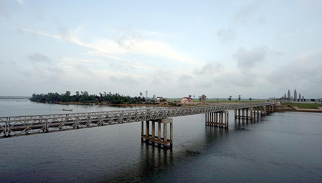 Cầu Hiền Lương bắc qua sông Bến Hải, con sông từng chia cắt hai miền Nam Bắc một thời. Ảnh: IE