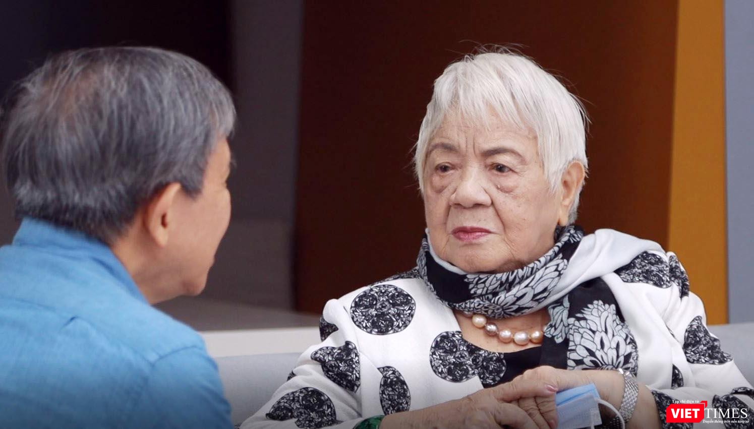 Đạo diễn Xuân Phượng xuất thân từ một gia đình hoàng tộc ở Huế, 16 tuổi đi theo cách mạng.