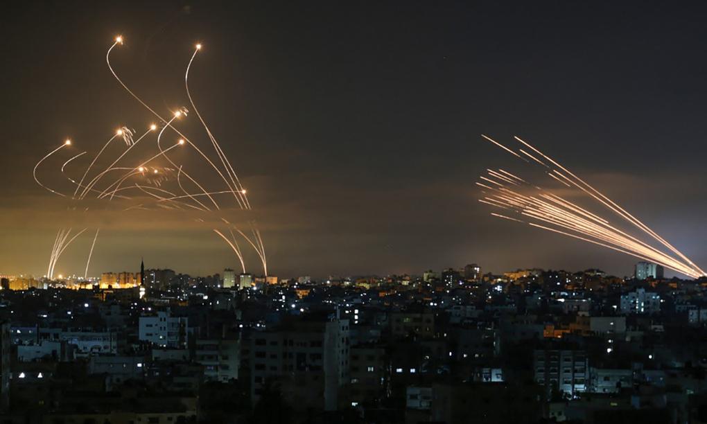 Hệ thống Vòm Sắt của Israel đánh chặn rockets của Hamas. Ảnh: AFP