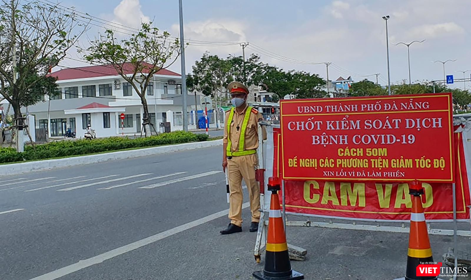 Một chốt kiểm soát dịch COVID-19 tại của ngõ dẫn vào TP Đà Nẵng khi đại dịch này tấn công địa phương lần 2