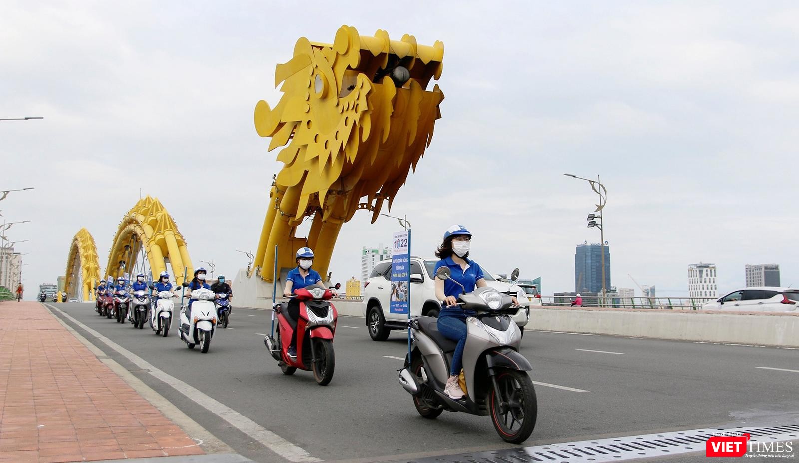 Nhân viên Tổng đại 1022 diễu hành trên cầu Rồng