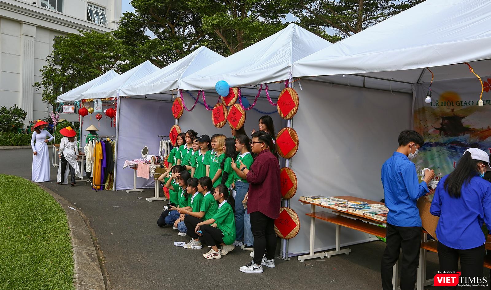 Gian hàng của các sinh viên tham dự lễ hội