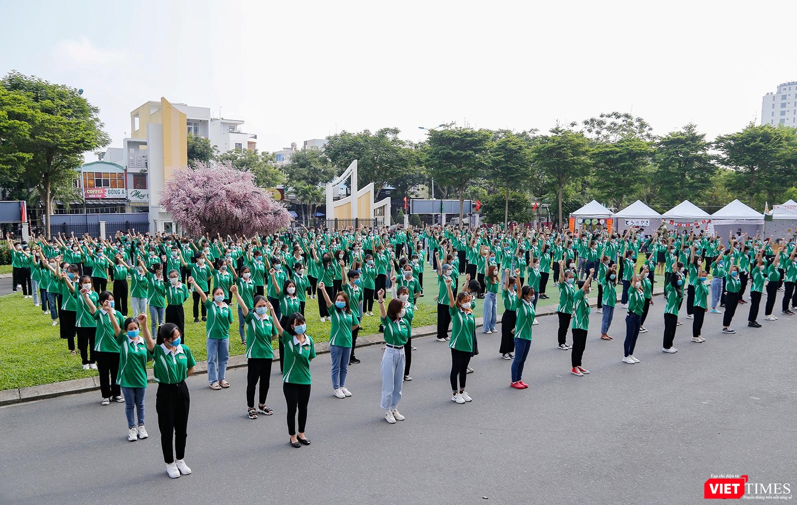 Sinh viên trong điệu múa dân vũ