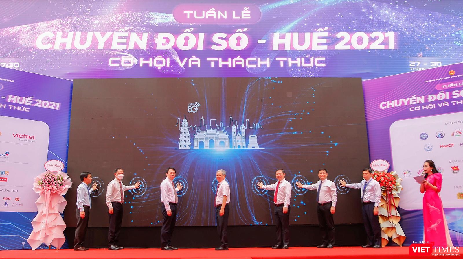 Sáng ngày 27/4, đại diện Bộ TT&amp;TT, Viettel, đại diện UBND tỉnh Thừa Thiên Huế bấm nút chính thức đưa dịch vụ 5G của Viettel tại Huế vào hoạt động