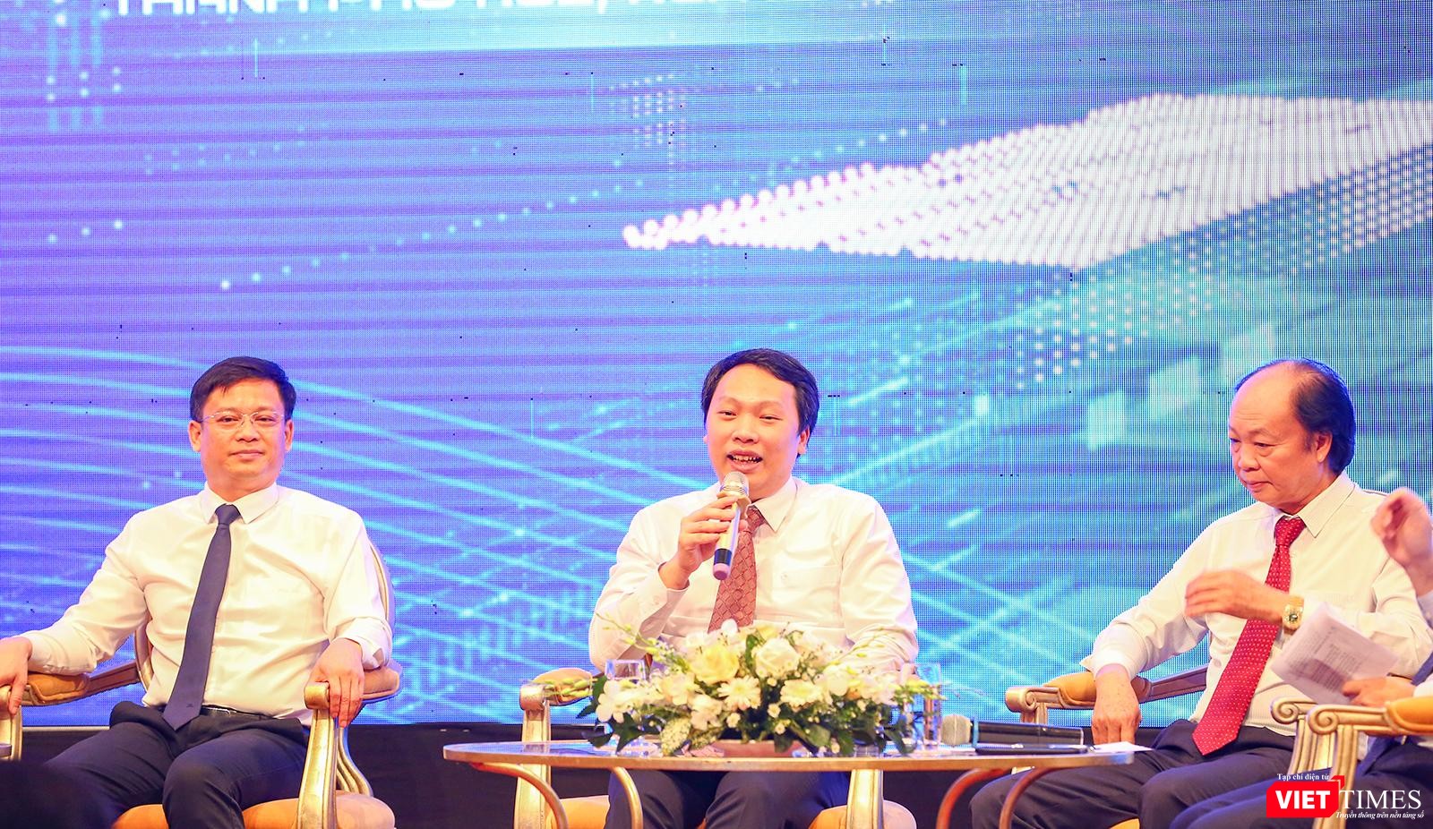 Thứ trưởng Bộ TT&TT Nguyễn Huy Dũng (giữa) chia sẻ tại tọa đàm "Chuyển đổi số hiệu quả thúc đẩy phát triển kinh tế vùng" trong khuôn khổ “Tuần lễ Chuyển đổi số - Huế 2021” Thứ trưởng Bộ TT&TT Nguyễn Huy Dũng (giữa) chia sẻ tại tọa đàm "Chuyển đổi số hiệu quả thúc đẩy phát triển kinh tế vùng" trong khuôn khổ “Tuần lễ Chuyển đổi số - Huế 2021”