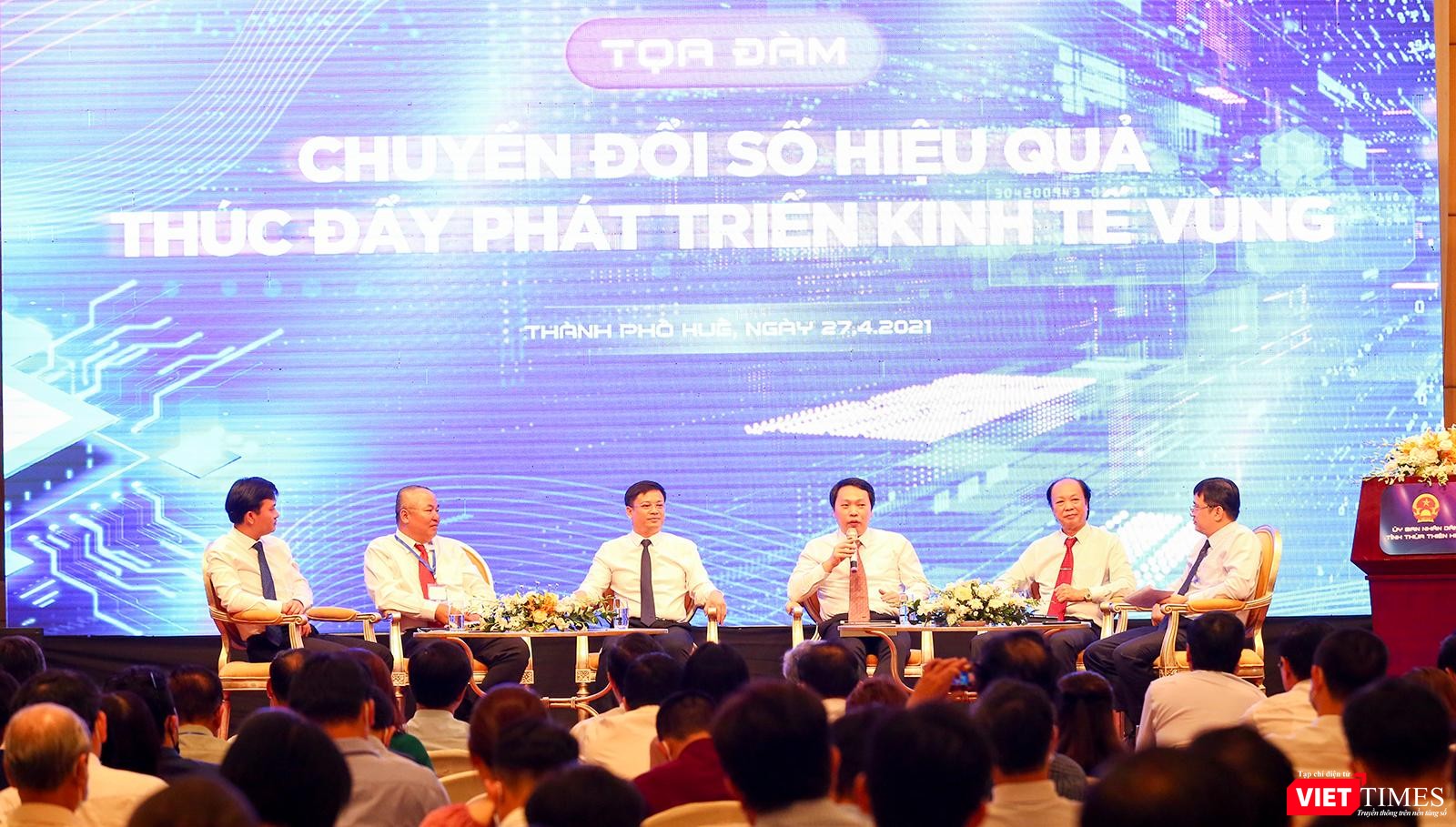 Các chuyên gia, các nhà quản lý tại toạ đàm trong khuôn khổ “Tuần lễ Chuyển đổi số - Huế 2021” Các chuyên gia, các nhà quản lý tại toạ đàm trong khuôn khổ “Tuần lễ Chuyển đổi số - Huế 2021”