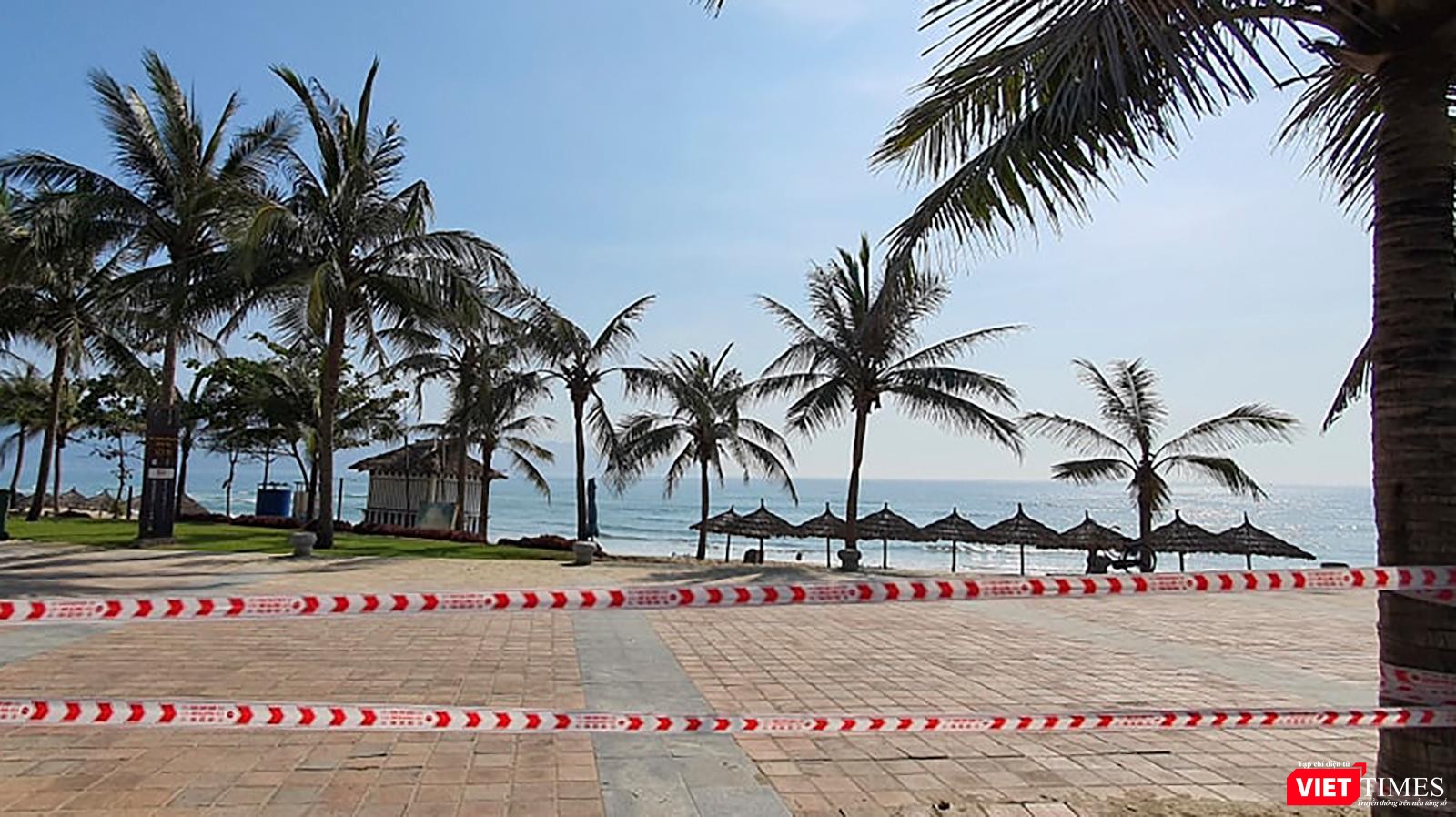 Hệ thống lan can cảnh báo được giăng khắp khu vực bãi biển